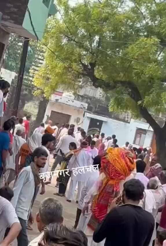 #पत्थरबाजी_की_हुई_घटना__
#बृजनगर_____
__जाटव चौक पर आज पत्थरबाजी की घटना आई सामने*
__जीते ओर हारे पार्षद के समर्थक आपस में भिड़े
__सुबह 9.20 के लगभग बताई जा रही है घटना
__घटना में अभी तक कोई घायल की नहीं है सूचना
__स्थानीय लोगों की समझाइश के बाद शांत हुआ झगड़ा
__सूचना पर पुलिस प्रशासन भी मौके पर पहुँचा
__फिलहाल अभी तक किसी पक्ष के द्वारा पुलिस थाने पर कोई तहरीर नहीं की पेश
__जाटव चौक पर पुलिस जाप्ता कर रहा है निगरानी