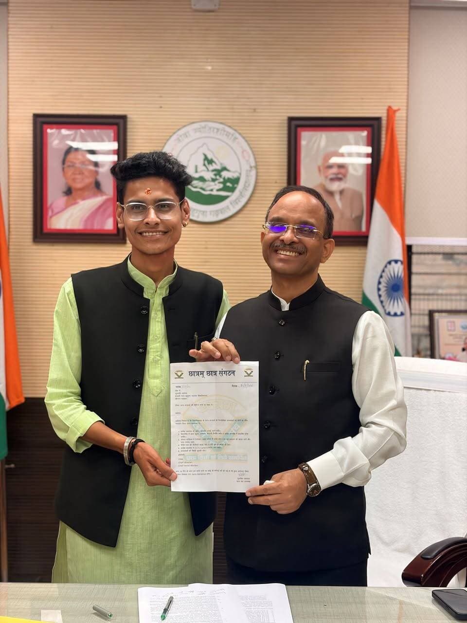 स्मार्ट क्लास, गर्ल्स वॉशरूम में सैनिटरी पैड मशीन और शौचालयों की सफाई की उठाई मांग
श्रीनगर। विश्वविद्यालय की विभिन्न समस्याओं के समाधान की मांग को लेकर छात्रम छात्र संगठन के प्रतिनिधिमंडल ने कुलपति एवं कुलसचिव को ज्ञापन सौंपा। ज्ञापन में प्रत्येक कक्षा को स्मार्ट क्लास बनाने, प्रत्येक गर्ल्स वॉशरूम में सैनिटरी पैड मशीन लगाने तथा शौचालयों की नियमित एवं बेहतर सफाई व्यवस्था सुनिश्चित करने की मांग की गई।
छात्रम छात्र संगठन ने कहा कि विद्यार्थियों को बेहतर शैक्षणिक माहौल के साथ आवश्यक मूलभूत सुविधाएं उपलब्ध कराया जाना जरूरी है। विश्वविद्यालय प्रशासन की ओर से मांगों पर सकारात्मक आश्वासन दिया गया। संगठन ने उम्मीद जताई कि विश्वविद्यालय प्रशासन इन समस्याओं पर जल्द कार्रवाई करेगा।
इस दौरान उपाध्यक्ष पुलकित अग्रवाल, अमन काला, रूपेश नेगी, सुधांशु झा, पुनीत, प्रियांशु, शुभम सहित अन्य छात्र मौजूद रहे।