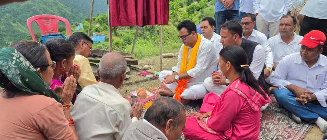 देवप्रयाग में 12.75 किमी लंबे मोटर मार्ग का शिलान्यास
₹16.68 करोड़ की लागत से होगा तोली–चपौली से ग्वालना नगर मोटर मार्ग का निर्माण
देवप्रयाग। प्रधानमंत्री ग्राम सड़क योजना के अंतर्गत विधानसभा क्षेत्र देवप्रयाग में तोली–चपौली से ग्वालना नगर मोटर मार्ग (स्टेज-I एवं II) एवं पंचवर्षीय अनुरक्षण कार्य का शिलान्यास किया गया। 12.750 किलोमीटर लंबे इस मोटर मार्ग के निर्माण एवं अनुरक्षण के लिए ₹1668.45 लाख (लगभग ₹16.68 करोड़) की लागत स्वीकृत की गई है।
मोटर मार्ग के निर्माण से क्षेत्र के ग्रामीणों को बेहतर सड़क सुविधा मिलने के साथ ही आवागमन सुगम होगा। सड़क बनने से स्थानीय ग्रामीणों को आवागमन, शिक्षा, स्वास्थ्य और अन्य आवश्यक सेवाओं तक पहुंच में भी सुविधा मिलने की उम्मीद है।
कार्य का शिलान्यास देवप्रयाग विधायक विनोद कंडारी के कर कमलों द्वारा किया गया। इस अवसर पर ब्लॉक प्रमुख विनोद बिष्ट, मंडल अध्यक्ष नरेंद्र रावत और जिला उपाध्यक्ष प्रमोद चंद सहित क्षेत्र के जनप्रतिनिधि एवं स्थानीय लोग मौजूद रहे।
सड़क निर्माण की स्वीकृति और कार्य शुरू होने पर क्षेत्रवासियों ने खुशी जताते हुए विधायक विनोद कंडारी का आभार व्यक्त किया।