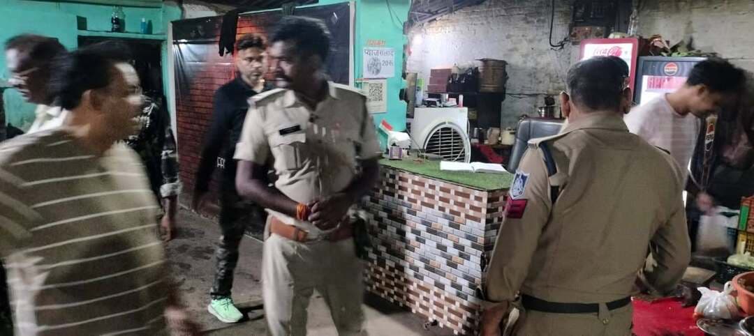 गढ़ी मल्हारा पुलिस शराब बेचने वालों के खिलाफ एक्शन मोड में
गढ़ी मल्हारा थाना प्रभारी का साफ संदेश अब अवैध रूप से शराब बेचने और ढाबों सहित सार्वजनिक स्थानों पर शराब परोसने वालों के खिलाफ सख्त कार्रवाई के मूड में नजर आ रही है। पुलिस ने साफ संदेश दिया है कि ढाबे या किसी अन्य स्थान पर अवैध रूप से शराब बिकती या परोसी जाती दिखाई दी तो संबंधित लोगों के खिलाफ कड़ी कार्रवाई की जाएगी।
पुलिस की सख्ती के बाद शराब कारोबार से जुड़े लोगों में हड़कंप मचा हुआ है। पुलिस का कहना है कि कानून व्यवस्था बिगाड़ने और अवैध शराब के कारोबार को किसी भी सूरत में बर्दाश्त नहीं किया जाएगा।
गढ़ी मल्हारा पुलिस का साफ
संदेश—शराब का अवैध कारोबार बंद करो, वरना अब किसी की खैर नहीं।