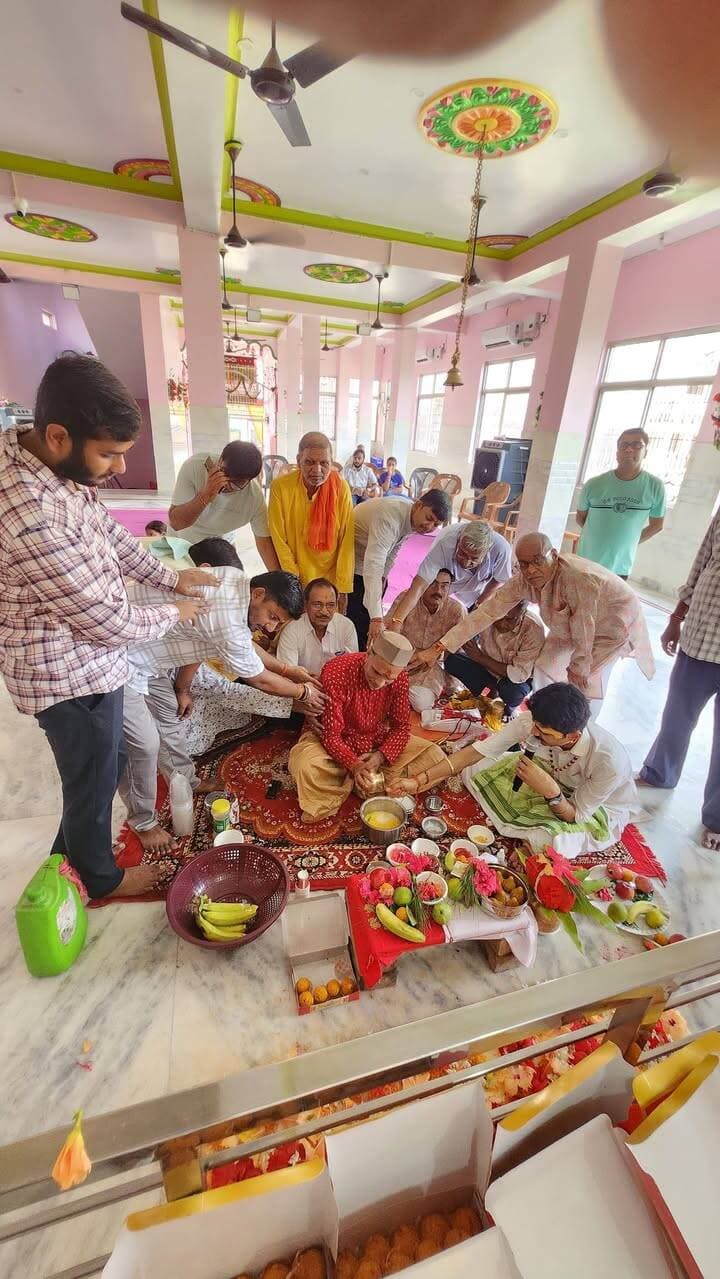 श्री शक्ति धाम खाटू श्याम मंदिर में स्थापित प्रथम पूज्य श्री गणेश जी महाराज की गणेश चतुर्थी भाद्रपद शुक्ल पक्ष की चतुर्थी को धूमधाम से मनाई गई। मुख्य यजमान श्रवण कुमार शर्मा जी थे। वैदिक मंत्रोच्चार के साथ प्रातः 9.30 बजे पंडित आशीष शर्मा द्वारा विधि-विधान से पूजा कराई गई। पूजन सामग्री के साथ साथ ग्यारह किलो मोदक - लड्डू की व्यवस्था अध्यक्ष श्री दुर्गा प्रसाद गुप्ता द्वारा की गई जो उपस्थित भक्त के साथ मंदिर में आने वाले सभी भक्तों के बीच आज दिनभर वितरण किया जाएगा। कार्यक्रम को सफल बनाने के लिए सचिव कृष्ण कुमार लखोटिया, कोषाध्यक्ष बिनोद कुमार शर्मा, राजेश कुमार खेमका, दिपक गोयल, मामराज अग्रवाल, रेखा शर्मा, संजू चौधरी, नितेश कुमार सर्राफ, मानमल गुप्ता, सहित दर्जनों कार्यकर्ता उपस्थित रहे।