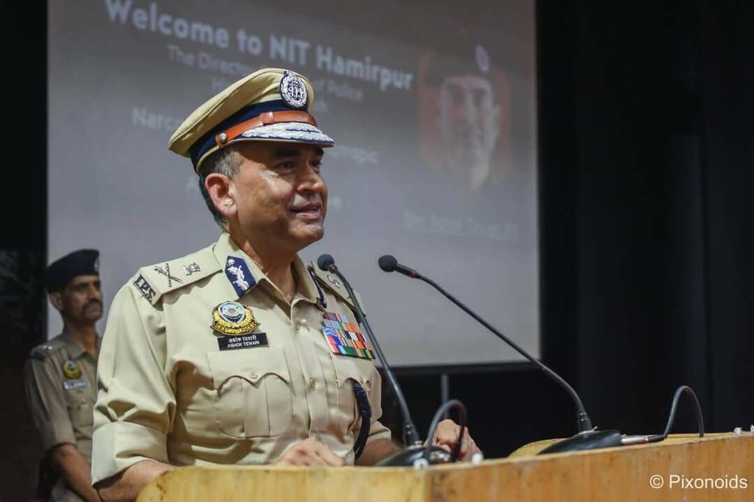 DGP ने NIT हमीरपुर के युवाओं से मुख्यमंत्री के नेतृत्व में चल रहे एंटी-चिट्टा जन आंदोलन से जुड़ने का किया आह्वान
हमीरपुर, 14 सितंबर, 2026: NIT हमीरपुर के निमंत्रण पर हिमाचल प्रदेश पुलिस ने आज संस्थान के छात्रों के साथ संवाद किया। यह कार्यक्रम माननीय मुख्यमंत्री, हिमाचल प्रदेश के नेतृत्व में चल रहे एंटी-चिट्टा जन आंदोलन का हिस्सा था। इस दौरान युवा इंजीनियरों से आगे आकर चिट्टे के खिलाफ प्रदेश की लड़ाई में सक्रिय भागीदार बनने का आह्वान किया गया।
NIT के ऑडिटोरियम में स्नातक और स्नातकोत्तर छात्रों को संबोधित करते हुए DGP ने कहा कि 15 नवंबर, 2025 से मुख्यमंत्री के नेतृत्व में शुरू हुआ एंटी-चिट्टा जन आंदोलन केवल सरकार या पुलिस का अभियान नहीं है। मुख्यमंत्री का आह्वान है कि हिमाचल का हर युवा इस मुहिम से जुड़े और चिट्टे के खिलाफ लड़ाई को सही मायनों में जन आंदोलन बनाए।
छात्रों से सहज तरीके से जुड़ते हुए DGP ने अपने इंजीनियरिंग की पढ़ाई के दिनों को भी याद किया।
उन्होंने छात्रों से कहा, “अगले कुछ मिनट मुझे केवल एक पुलिस अधिकारी या DGP के रूप में मत देखिए। मुझे ऐसे व्यक्ति के रूप में देखिए, जो उस रास्ते पर आपसे थोड़ा आगे चल चुका है, जिस पर आप अभी अपनी यात्रा शुरू कर रहे हैं।”
अपने पुलिस सेवा के सफर का जिक्र करते हुए उन्होंने छात्रों से कहा कि वे जीवन में लगातार सीखते रहें, आगे बढ़ते रहें और नए अवसर तलाशते रहें। उन्होंने युवाओं को भरोसा दिलाया कि हिमाचल प्रदेश पुलिस हमेशा उनके साथ है।
कार्यक्रम में 25 वर्षीय महिला कांस्टेबल निकिता ने भी छात्रों से उन्हीं की उम्र के करीब एक युवा के रूप में बात की। उनका संदेश बहुत सीधा था—खुद को सुरक्षित रखें, अपने दोस्तों का ध्यान रखें और गलत बात देखकर चुप न रहें।
उन्होंने कहा कि अगर कोई दोस्त नशे में फंस रहा है तो उसका मजाक बनाने, उसे बदनाम करने या उसके बारे में गॉसिप करने के बजाय उसकी मदद करें। वहीं, चिट्टा बेचकर युवाओं की जिंदगी बर्बाद करने और उससे पैसा कमाने वालों की जानकारी पुलिस को दें, ताकि उनके खिलाफ कानून के तहत सख्त कार्रवाई की जा सके।
DGP ने कहा कि पुलिस नशा तस्करों के खिलाफ पूरी सख्ती से कार्रवाई करती रहेगी, लेकिन चिट्टे के खिलाफ बड़ी लड़ाई तभी जीती जा सकती है, जब छात्र, माता-पिता, शिक्षक और समाज के लोग मुख्यमंत्री के एंटी-चिट्टा जन आंदोलन में बराबर के भागीदार बनें।
हमीरपुर में आयोजित एंटी-चिट्टा वॉकाथॉन को याद करते हुए DGP ने बताया कि उस दौरान वे तीन दिन NIT परिसर में ही रहे थे। उन्होंने NIT हमीरपुर के छात्रों को 16 सितंबर को ऊना में होने वाले एंटी-चिट्टा अभियान में शामिल होने का निमंत्रण दिया और संस्थान से एक-दो बसों में छात्रों को वहां भेजने पर विचार करने का आग्रह किया।
छात्रों से कहा गया कि वे 112, हिमाचल प्रदेश पुलिस के सोशल मीडिया प्लेटफॉर्म और WhatsApp चैनल के माध्यम से पुलिस के साथ जुड़े रहें।
DGP ने NIT हमीरपुर और हिमाचल प्रदेश पुलिस के बीच आपसी सहयोग को और मजबूत करने की बात भी कही। इसके लिए भविष्य में MoU करने की संभावना पर विचार किया जा सकता है। NIT के छात्र और फैकल्टी साइबर क्राइम, टेक्नोलॉजी और आधुनिक पुलिसिंग से जुड़े प्रोजेक्ट्स में पुलिस की मदद कर सकते हैं। वहीं, हिमाचल प्रदेश पुलिस छात्रों को पुलिसिंग का व्यावहारिक अनुभव देने के साथ-साथ IPS, HPS और अन्य पुलिस सेवाओं में करियर बनाने के लिए मार्गदर्शन दे सकती है।
DGP ने कहा, “पुलिस समाज से अलग नहीं है। हर वर्दी के पीछे भी एक इंसान है। हम बहुत से काम अच्छे करते हैं, हमसे गलतियां भी होती हैं और जब हमसे कोई गलती हो तो उसे स्वीकार कर सुधारने की विनम्रता भी हमारे अंदर होनी चाहिए।”
कार्यक्रम के अंत में DGP ने युवाओं से सीधा आह्वान करते हुए कहा:
“माननीय मुख्यमंत्री ने चिट्टे के खिलाफ इस लड़ाई को जन आंदोलन बनाने का आह्वान किया है। अब इस आंदोलन को आपकी ऊर्जा, आपके विचार और आपकी आवाज की जरूरत है। आगे आइए और इससे जुड़िए। केवल दर्शक बनकर मत रहिए। अपने दोस्तों, अपनी पीढ़ी और हिमाचल के भविष्य को बचाने की इस मुहिम में भागीदार बनिए।”