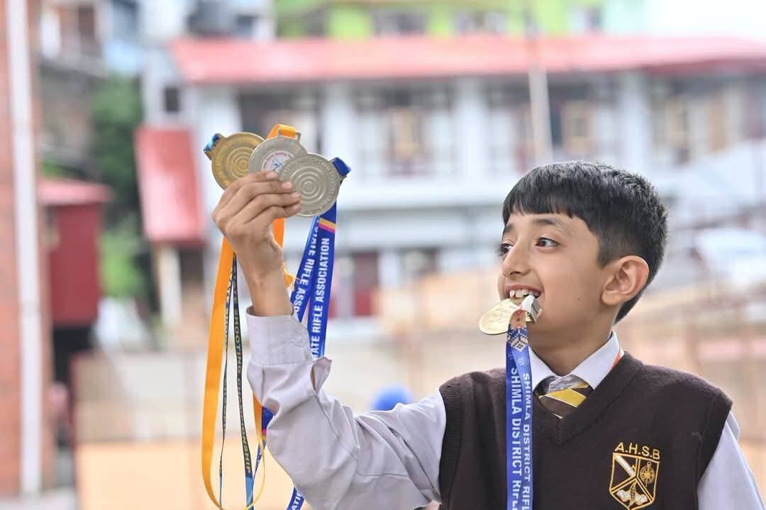 10 वर्षीय शिवास जनैक ने शूटिंग में लहराया परचम, अब तक जीते 5 स्वर्ण सहित 8 पदक
शिमला: कम उम्र में ही खेल के क्षेत्र में उल्लेखनीय उपलब्धि हासिल करते हुए ऑकलैंड हाउस स्कूल फॉर बॉयज, शिमला की कक्षा पांचवीं के 10 वर्षीय छात्र शिवास जनैक ने शूटिंग में अपनी प्रतिभा का शानदार प्रदर्शन किया है। वर्ष 2025 से अब तक शिवास ने विभिन्न जिला एवं राज्य स्तरीय प्रतियोगिताओं में 5 स्वर्ण, 2 रजत और 1 कांस्य सहित कुल 8 पदक अपने नाम किए हैं।
शिवास की हालिया उपलब्धि 4 से 6 सितंबर, 2026 तक आयोजित 10वीं हिमाचल प्रदेश राज्य इंटर-स्कूल शूटिंग चैंपियनशिप में सामने आई, जहां उन्होंने 10 मीटर राइफल स्पर्धा में स्वर्ण पदक हासिल किया। प्रतियोगिता में करीब 145 खिलाड़ियों ने हिस्सा लिया। शिवास ने 395 अंक अर्जित कर अपने निकटतम प्रतिद्वंद्वी को मात्र एक अंक से पीछे छोड़ा।
वर्ष 2026 में शिवास ने 30 मई से 1 जून तक आयोजित 18वीं शिमला जिला शूटिंग चैंपियनशिप में स्वर्ण पदक जीता। इसके बाद 12 से 15 जून तक आयोजित दूसरी प्री-एचपी स्टेट शूटिंग चैंपियनशिप में भी उन्होंने स्वर्ण पदक हासिल किया। वहीं, 9 से 14 जुलाई तक आयोजित 31वीं हिमाचल प्रदेश राज्य शूटिंग चैंपियनशिप में उन्होंने दो रजत पदक अपने नाम किए।
शिवास के अनुसार, शूटिंग से उनका जुड़ाव पदक जीतने के उद्देश्य से नहीं, बल्कि उनके बड़े भाई के माध्यम से हुआ। धीरे-धीरे यह खेल उनके जीवन का महत्वपूर्ण हिस्सा बन गया। राज्य स्तरीय प्रतियोगिता के अनुभव को साझा करते हुए उन्होंने बताया कि कई प्रतिभागियों के पास बेहतर उपकरण होने के बावजूद उन्होंने अपनी तैयारी, दृढ़ संकल्प और एकाग्रता पर भरोसा रखा।
शिवास की सफलता से उनके माता-पिता भी बेहद उत्साहित हैं। उन्हें उम्मीद थी कि वह प्रतियोगिता में चौथे या पांचवें स्थान पर रहेंगे, लेकिन स्वर्ण पदक जीतना उनके लिए गर्व और खुशी का क्षण रहा।
शिवास का पसंदीदा विषय गणित है और उनका मानना है कि गणित एकाग्रता एवं ध्यान केंद्रित करने की क्षमता विकसित करने में मदद करता है, जो शूटिंग के लिए बेहद महत्वपूर्ण है। शूटिंग के अलावा उन्हें क्रिकेट और फुटबॉल खेलना, संगीत सुनना और गायन पसंद है।
महज 10 वर्ष की आयु में जिला एवं राज्य स्तर पर शानदार प्रदर्शन कर चुके शिवास ने शूटिंग में अपनी मजबूत नींव तैयार की है। ऑकलैंड हाउस स्कूल फॉर बॉयज परिवार ने उनकी उपलब्धियों पर गर्व व्यक्त करते हुए उनके उज्ज्वल खेल भविष्य और आगामी उपलब्धियों के लिए शुभकामनाएं दी हैं।
