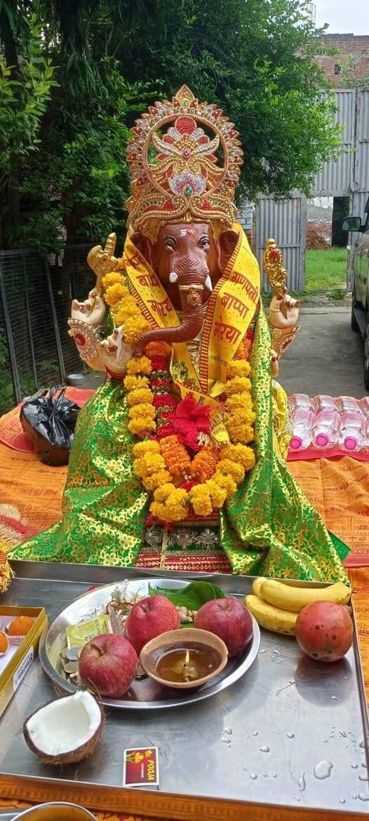 गणेश नगर में धूमधाम से मनाई गई गणेश चतुर्थी, भक्तों ने फूल बरसाकर किया स्वागत
फिरोजाबाद। गणेश नगर में आज गणेश चतुर्थी के पावन अवसर पर भक्ति और उत्साह का अद्भुत संगम देखने को मिला।
डॉ. बी.सी. तिवारी (पूर्व अधीक्षक जिला अस्पताल फिरोजाबाद) के निवास स्थान से गणेश जी की पूजा-अर्चना के साथ कार्यक्रम का शुभारंभ हुआ। पूजा पंडित आनंद शास्त्री द्वारा विधि-विधान से करवाई गई। भोग प्रसाद के बाद गणेश जी की शोभायात्रा निकाली गई।
गणेश नगर का भ्रमण करते हुए भगवान गणेश को गणेश नगर के शिव मंदिर में स्थापित किया गया। रास्ते भर भक्तगणों ने गणेश जी पर फूलों की वर्षा की, जगह-जगह आरती उतार कर भोग लगाया और "गणपति बप्पा मोरिया" के जयकारों से पूरा क्षेत्र गूंज उठा।
इस अवसर पर आदीप तिवारी, विवेक, डॉ. प्रतीक चौधरी, विष्णुकांता चौधरी, ऋतू, राखी, कल्पना, दीप्ति, ध्रुवी तिवारी, नव्या तिवारी, मंजू गुप्ता, राजू, अंश मित्तल, भोले बाबू, ध्रुव अग्रवाल, अशोक मित्तल, विनोद अग्रवाल, श्वेता अग्रवाल, बीना चौहान, रश्मि, रीता, ऋचा मित्तल, शिवांग, अर्णव, ईशान, स्पर्श, मुकेश गुप्ता, नंदू सहित बड़ी संख्या में श्रद्धालु उपस्थित रहे।
सादर प्रेषक : संदीप तिवारी, पूर्व अध्यक्ष, जिला कांग्रेस कमेटी फिरोजाबाद
रिपोर्ट : कश्मीर सिंह जर्नलिस्ट - DDM NEWS
> 🙏 DDM NEWS को ज्यादा से ज्यादा फॉलो करते हुए अपना आशीर्वाद प्रदान करते रहें 🙏
#Firozabad #GaneshChaturthi #GaneshNagar #DDMNEWS #FirozabadNews
---