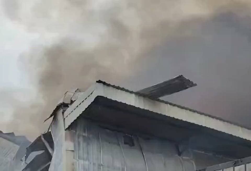 मुरादाबाद में एक हैंडीक्राफ्ट फर्म में लगी भीषण आग.....!!
दमकल की तीन गाड़ियां आग बुझाने में जुटी, लाखों के नुकसान की आशंका
सूचना के उद्देश्य से साझा किया गया वीडियो।
#Moradabad #MoradabadNews #UPNews #BreakingNews #HandicraftFactory #FireNews