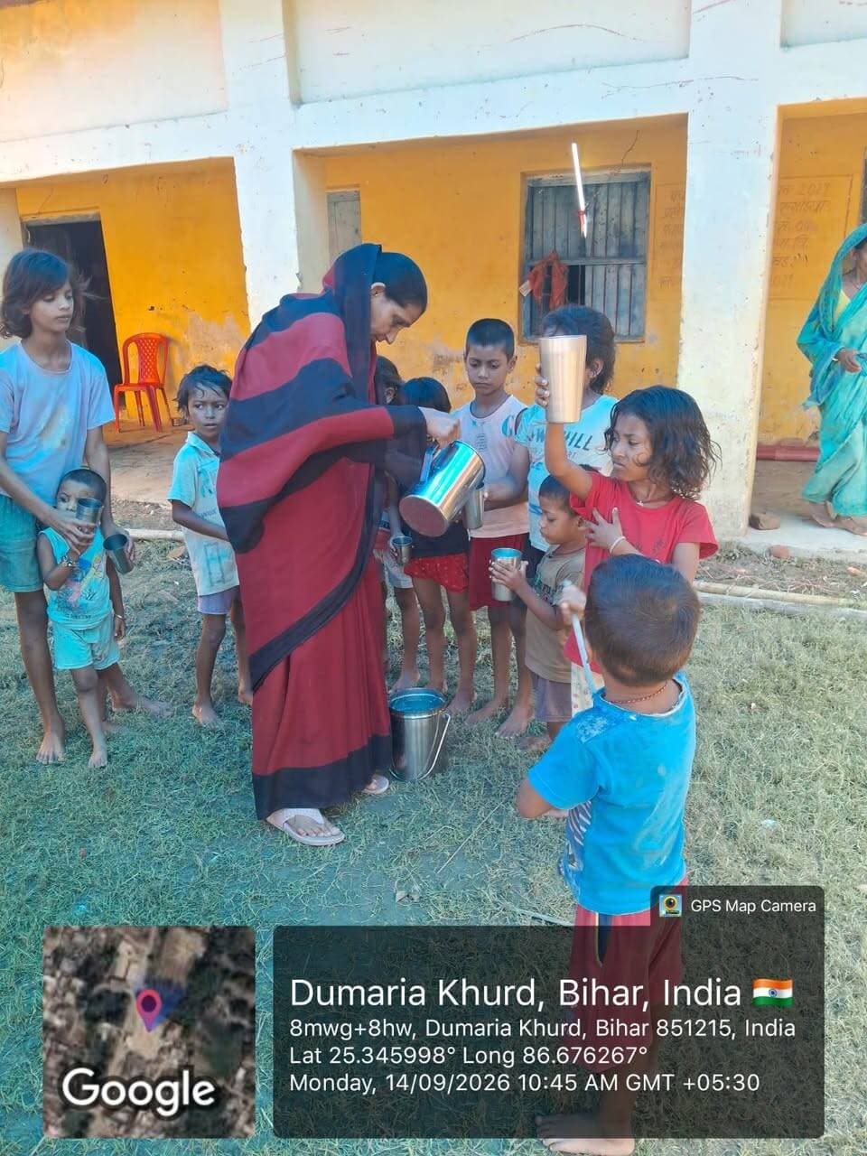 जिलाधिकारी महोदय के निदेशानुसार खगड़िया जिला अंतर्गत बाढ़ राहत आश्रय शिविरों (यथा मध्य विद्यालय उसरी, गोगरी, डुमरिया खुर्द आदि) में शरण लिए हुए विस्थापित परिवारों के बच्चों के बीच पोषक आहार के रूप में नियमित दूध का वितरण कराया गया। संबंधित आंगनवाड़ी एवं राहत कर्मियों की देखरेख में बच्चों को सुचारू रूप से दूध उपलब्ध कराया जा रहा है, जिससे बाढ़ की विभीषिका में बच्चों का स्वास्थ्य एवं पोषण सुनिश्चित किया जा सके।