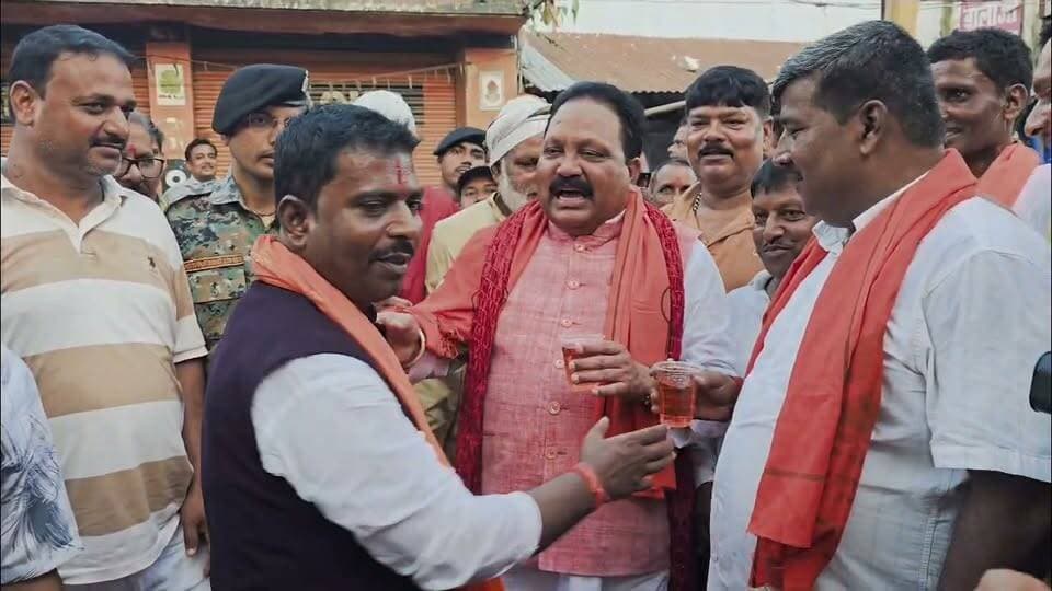 फारबिसगंज : महावीर झंडा शोभा यात्रा में विधायक मनोज विश्वास, शरबत पिलाते हुए नजर आए!