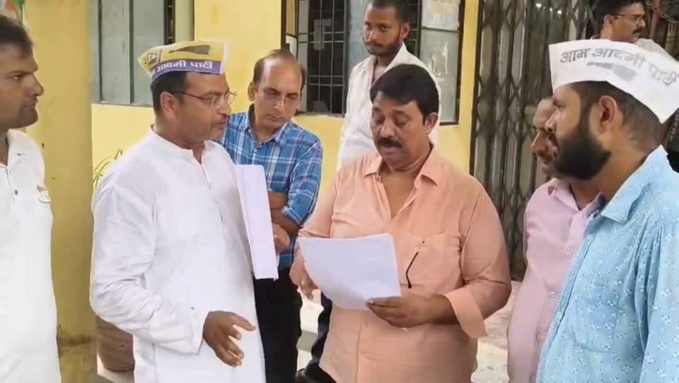 मऊ में वाहन टैक्स बढ़ोतरी पर ‘आप’ का हल्लाबोल, परिवहन विभाग पर अनियमितताओं के आरोप; जांच की मांग
#खबरेंअभीतक #KhabareAbhiTak #मऊ #परिवहन_विभाग