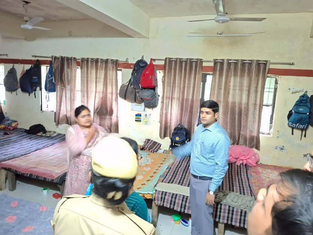 मऊ में कस्तूरबा गांधी विद्यालय का DM ने किया औचक निरीक्षण, बालिकाओं से पढ़ाई का लिया फीडबैक
मऊ के रानीपुर स्थित कस्तूरबा गांधी आवासीय बालिका विद्यालय का जिलाधिकारी आनंद वर्द्धन ने आकस्मिक निरीक्षण किया। इस दौरान उन्होंने कक्षाओं में पहुंचकर बालिकाओं से संवाद किया और पढ़ाई से जुड़े सवाल पूछकर शैक्षणिक स्तर की जानकारी ली। इसके बाद डीएम ने किचन और स्टॉक रूम का निरीक्षण कर खाद्य सामग्री की गुणवत्ता और स्टॉक रजिस्टर का मिलान कराया। डॉरमेट्री में बेहतर वेंटिलेशन की व्यवस्था के निर्देश दिए गए। कंप्यूटर कक्ष में सभी कंप्यूटर क्रियाशील मिले, जबकि लाइब्रेरी में बालिकाओं की जरूरत के अनुसार उपयोगी पुस्तकें उपलब्ध कराने को कहा गया। विद्यालय में चल रहे टॉयलेट ब्लॉक और अतिरिक्त डॉरमेट्री के निर्माण कार्य का भी जायजा लिया गया। डीएम ने निर्माण में गुणवत्ता और निर्धारित मानकों का पालन सुनिश्चित करने के निर्देश दिए। साथ ही विद्यालय के पीछे स्थित जर्जर भवन को नियमानुसार ध्वस्त कराने को कहा।