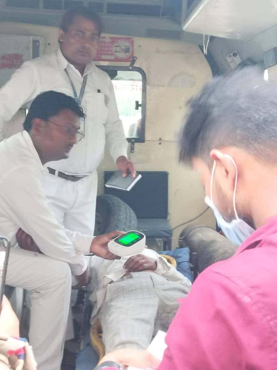 लिच्छवी एक्सप्रेस में यात्री हुआ अचेत, रेल मदद की सूचना पर रेलवे टीम ने बचाई जान
सीतामढ़ी से आनंद विहार जा रही 14005 लिच्छवी एक्सप्रेस में एक यात्री के अचानक अचेत होने से हड़कंप मच गया। यात्री ट्रेन के इंजन से तीसरे जनरल कोच में अकेले सफर कर रहा था। एक अन्य यात्री ने रेल मदद के जरिए इसकी सूचना रेलवे को दी। सूचना में बताया गया कि अचेत यात्री की सांसें चल रही हैं। सूचना मिलते ही रेलवे ने तत्काल चिकित्सकीय मदद की तैयारी की। रेलवे चिकित्सक डॉक्टर पुनीत राव और एंबुलेंस को पहले से बुला लिया गया। ट्रेन के पहुंचते ही मेडिकल और वाणिज्यिक टीम की मदद से यात्री को कोच से उतारा गया। प्राथमिक जांच के बाद आरपीएफ हेड कांस्टेबल राम प्यारे वर्मा के साथ यात्री को इलाज के लिए मऊ जिला अस्पताल भेजा गया।