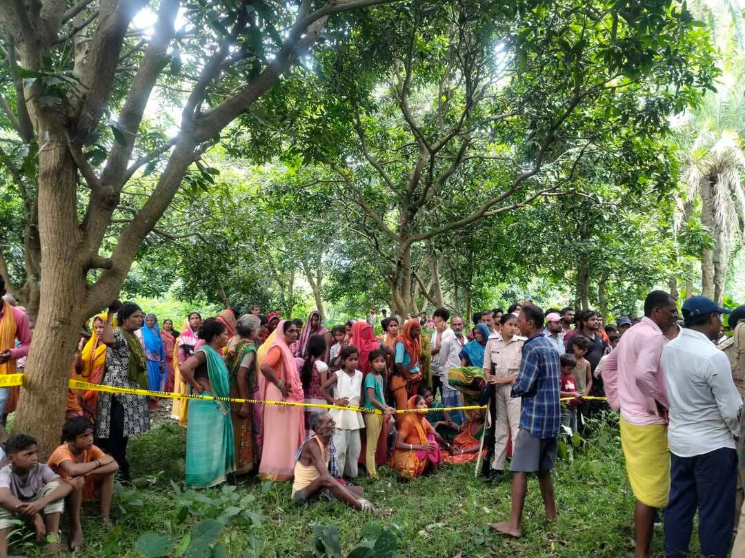 सिमरी थाना क्षेत्र के गौरा गांव में एक आम के पेड़ से 28 साल के राजा पासवान का शव गमछे के सहारे लटका मिला। राजा पासवान तीन बच्चों के पिता थे। यह घटना सोमवार सुबह की है।
भरवाड़ा न्यूज:- ठाकुर जी
गांव की एक महिला सुबह बकरी चराने आम के बाग में गई थी, तब उसने शव को पेड़ से लटका देखा। इसके बाद उसने गांव वालों को इसकी जानकारी दी।
मृतक की पत्नी रंजना देवी ने पति की हत्या की आशंका जताई है। उन्होंने बताया कि उनके पति राजा पासवान रविवार दोपहर 2 बजे किसी काम से सिमरी चौक गए थे, जिसके बाद से उनका कोई पता नहीं चला। रंजना देवी ने कहा कि उन्हें इंसाफ चाहिए।
रंजना देवी की शादी राजा पासवान से आठ साल पहले हुई थी। उनके तीन बच्चे हैं - संध्या कुमारी (5-6 साल), सोनाक्षी कुमारी (3 साल) और दुर्गा कुमारी (1 साल)। राजा पासवान सिमरी चौक पर एक मिक्सर बनाने की दुकान पर काम करते थे।
रंजना देवी ने बताया कि रविवार रात करीब 10 बजे एक अज्ञात नंबर से उनके मोबाइल पर फोन आया था। उस फोन पर उन्होंने अपने पति को सिर्फ एक बार 'हैलो' कहते सुना और फिर फोन कट गया। इसके बाद वह नंबर स्विच ऑफ हो गया। रंजना देवी को शक है कि इसी नंबर वाले व्यक्ति ने उनके पति की हत्या की है।
मृतक राजा पासवान ने तीन दिन पहले ही किस्तों पर एक मोटरसाइकिल खरीदी थी। उनके परिवार में किसी से कोई विवाद या पैसों का लेन-देन नहीं था।
राजा पासवान के पिता धनेश्वर पासवान और मां सोसी देवी ने बताया कि राजा उनका सबसे छोटा बेटा था और रविवार दोपहर 3 बजे से घर नहीं लौटा था।
घटना की सूचना मिलते ही सदर टू कमतौल एसडीपीओ शुभेन्द्र कुमार सुमन, सिमरी थाना अध्यक्ष अरविंद कुमार, अपर थाना अध्यक्ष शशिकांत कुमार और अन्य पुलिस अधिकारी मौके पर पहुंचे। एसडीपीओ सुमन ने बताया कि प्रथम दृष्टया यह मामला आत्महत्या का लग रहा है, लेकिन पुलिस हत्या और आत्महत्या दोनों पहलुओं पर जांच कर रही है।
जांच के लिए एफएसएल (फोरेंसिक साइंस लैब) की टीम, टेक्निकल टीम और डॉग स्क्वायड को भी घटनास्थल पर बुलाया गया। शव को कब्जे में लेकर पोस्टमार्टम के लिए डीएमसीएच भेज दिया गया है। पोस्टमार्टम रिपोर्ट के आधार पर आगे की कार्रवाई की जाएगी।
एसडीपीओ ने यह भी बताया कि मृतक कुछ दिनों से परेशान चल रहे थे, शायद नई मोटरसाइकिल के लोन चुकाने के तनाव के कारण। उन्होंने कहा कि अभी तक पीड़ित पक्ष की ओर से कोई आवेदन नहीं मिला है। अज्ञात मोबाइल नंबर की भी टेक्निकल टीम जांच कर रही है।