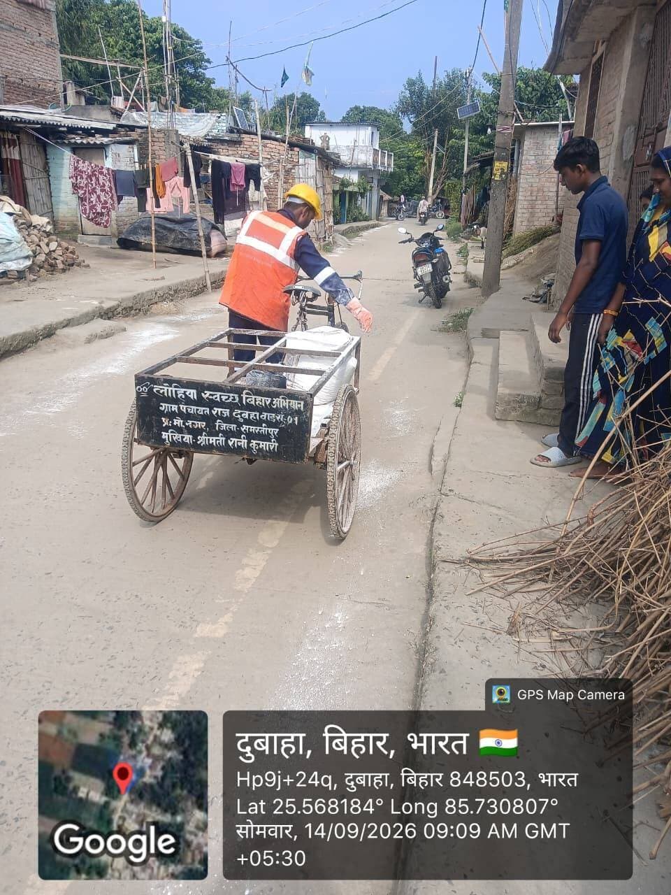 समस्तीपुर में बाढ़ की स्थिति नियंत्रण में, राहत एवं बचाव कार्य युद्धस्तर पर जारी..
समस्तीपुर, 14 सितंबर 2026 - गंगा नदी के जलस्तर में वृद्धि के कारण जिले के 3 प्रखंड - मोहनपुर, मोहिउद्दीननगर और विद्यापतिनगर बाढ़ से प्रभावित हैं। जिला प्रशासन समस्तीपुर द्वारा राहत एवं बचाव कार्य लगातार युद्धस्तर पर संचालित किए जा रहे हैं।
मुख्य बिंदु :
- प्रभावित क्षेत्र: 26 ग्राम पंचायतों के 71 गांव प्रभावित।
- प्रभावित जनसंख्या: कुल 2,33,212 लोग, 51,910 परिवार एवं 7,811 पशु प्रभावित।
- फसल क्षति: लगभग 10,709.78 हेक्टेयर कृषि क्षेत्र प्रभावित।
- राहत कार्य: बाढ़ प्रभावित क्षेत्रों में आवागमन के लिए 155 निजी नावों का परिचालन किया जा रहा है।
- सामुदायिक रसोई: अब तक कुल 131 सामुदायिक रसोई खोली गई, जिसमें से आज 25 क्रियाशील हैं। आज कुल 44,350 लोगों ने भोजन किया। अब तक कुल 7,24,463 भोजन वितरित किए जा चुके हैं।
- सहायता सामग्री: अब तक 46,490 पॉलीथीन शीट का वितरण किया गया है।
- स्वास्थ्य सेवाएं: स्वास्थ्य विभाग द्वारा अब तक 22 स्वास्थ्य शिविर लगाए गए हैं। आज 3,858 लोगों का इलाज किया गया, अब तक कुल 15,086 लोग लाभान्वित। बीमारी से बचाव के लिए आज 130 किग्रा ब्लीचिंग पाउडर का छिड़काव किया गया।
- पशु चिकित्सा: आज 66 पशुओं का इलाज किया गया, अब तक कुल 3,547 पशुओं का उपचार।
जिला पदाधिकारी, समस्तीपुर ने बताया कि स्थिति पर लगातार निगरानी रखी जा रही है। किसी भी प्रकार की जनहानि नहीं हुई है।
सभी संबंधित विभाग अलर्ट मोड पर हैं। बुखार या दस्त की स्थिति में तुरंत स्वास्थ्य केंद्र से संपर्क करने की अपील की गई।
#Samastipur #SamastipurAdministration #BiharFlood #FloodRelief2026 #FloodRelief #ReliefAndRescue #BiharFloods #आपदा_प्रबंधन #बाढ़_राहत #राहत_एवं_बचाव
Information & Public Relations Department, Government of Bihar