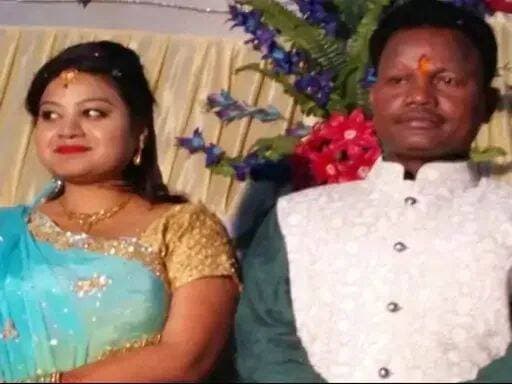 शहडोल सांसद हिमाद्री सिंह और नरेंद्र मरावी का हुआ तलाक 9 साल बाद खत्म हुआ रिश्ता !
<nis:link nis:type=tag nis:id=शहडोल nis:value=शहडोल nis:enabled=true nis:link/> संसदीय क्षेत्र से भाजपा सांसद हिमाद्री सिंह और पूर्व भाजपा प्रत्याशी नरेंद्र सिंह मरावी का वैवाहिक संबंध अब आधिकारिक रूप से समाप्त हो गया है। <nis:link nis:type=tag nis:id=अनूपपुर nis:value=अनूपपुर nis:enabled=true nis:link/> जिले के राजेंद्रग्राम जिला न्यायालय ने दोनों की पारस्परिक सहमति (Mutual Consent) के आधार पर विवाह विच्छेद (Divorce) की डिक्री पारित कर दी है।
दोनों का विवाह 23 नवंबर 2017 को हिंदू रीति-रिवाज से राजेंद्रग्राम में हुआ था। शादी के करीब 9 साल बाद कोर्ट से तलाक की डिक्री जारी हुई है। दोनों के बीच आपसी मतभेद के कारण वे 5 मई 2021 से एक-दूसरे से अलग रह रहे थे।
दोनों की 5 साल की बेटी गिरिशा सिंह (जन्म 20 जून 2019) है। बेटी की पूरी कस्टडी सांसद हिमाद्री सिंह के पास ही रहेगी।
बेटी के पालन-पोषण, शिक्षा स्वास्थ्य और भविष्य के सभी खर्चों की जिम्मेदारी हिमाद्री सिंह खुद उठाएंगी।
उन्होंने पति नरेंद्र मरावी से अपने या बेटी के लिए किसी भी तरह का गुजारा भत्ता (Alimony) लेने से स्पष्ट इनकार किया है।
तलाक हिंदू विवाह अधिनियम, 1955 की धारा 13-बी के तहत दिया गया।
कोर्ट ने नियमानुसार दोनों को अपने फैसले पर पुनर्विचार के लिए 6 महीने का कूलिंग-ऑफ पीरियड (समय) दिया था और सुलह के प्रयास भी किए थे।
6 महीने की अवधि बीतने के बाद भी जब दोनों ने साथ रहने में असमर्थता जताई, तब अदालत ने 3 सितंबर 2026 को तलाक की अंतिम डिक्री मंजूर की।
दोनों पक्षों ने कोर्ट को सूचित किया कि जेवरात और उपहारों लेन-देन को लेकर उनके बीच कोई विवाद नहीं है।
<nis:link nis:type=tag nis:id=shahdol nis:value=shahdol nis:enabled=true nis:link/> <nis:link nis:type=tag nis:id=himadrisingh nis:value=HimadriSingh nis:enabled=true nis:link/> <nis:link nis:type=tag nis:id=madhyapradeshnews nis:value=MadhyaPradeshNews nis:enabled=true nis:link/> <nis:link nis:type=tag nis:id=bjpnews nis:value=BJPNEWS nis:enabled=true nis:link/> <nis:link nis:type=tag nis:id=narendramaravi nis:value=narendramaravi nis:enabled=true nis:link/> <nis:link nis:type=tag nis:id=mpnews nis:value=MPNews nis:enabled=true nis:link/> <nis:link nis:type=tag nis:id=rajendragram nis:value=rajendragram nis:enabled=true nis:link/> <nis:link nis:type=tag nis:id=bhopalnews nis:value=bhopalnews nis:enabled=true nis:link/>