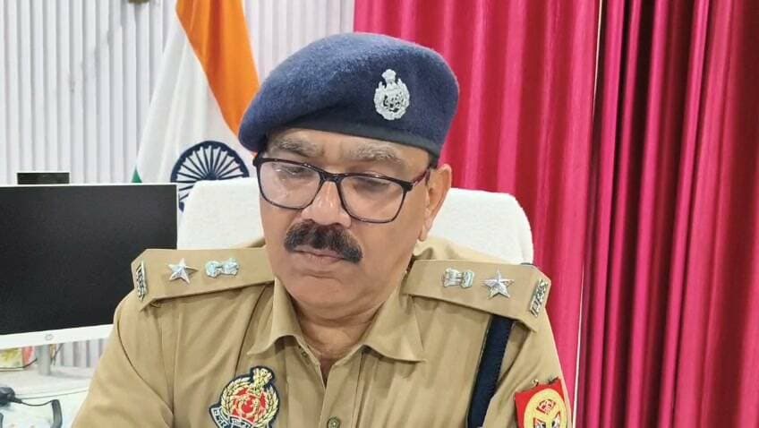 *थाना बांसडीह कोतवाली पर नियुक्त रि0आ0 परितोष मिश्रा, पीएनओ नं0 252099265, दिनांक 13.09.2026 को का0 शिवगोपाल पाल, जो बेल कमेंट दाखिल करने हेतु मा0 उच्च न्यायालय इलाहाबाद जा रहे थे, को रेलवे स्टेशन बलिया छोड़ने हेतु अपने निजी मोटरसाइकिल से बलिया गये थे। वापसी के दौरान थाना बांसडीहरोड पर नियुक्त 2-3 अन्य पुलिसकर्मियों के साथ भोजन किये, तत्पश्चात का0 परितोष मिश्रा द्वारा अपने साथियों से यह बताते हुए कि रात्रि में द्वितीय मोबाइल पर ड्यूटी हेतु जाना है, उक्त स्थान से अपनी मोटरसाइकिल से प्रस्थान किया गया, किन्तु रात्रि द्वितीय मोबाइल ड्यूटी हेतु निर्धारित समय पर थाना बांसडीह पर उपस्थित नहीं हुए। तत्पश्चात का0 परितोष मिश्रा की तलाश की जा रही थी तथा उनके संबंध में आवश्यक जानकारी प्राप्त करने हेतु प्रयास किये जा रहे थे, कि इसी क्रम में आज दिनांक 14.09.2026 को समय करीब 10.00 बजे थाना बांसडीह रोड अन्तर्गत एक तलाब में उक्त रि0आ0 परितोष मिश्रा का शव मिला है । इस सूचना पर स्थानीय पुलिस द्वारा मौके पर पहुंचकर शव को नियमानुसार कब्जे में पोस्टमार्टम हेतु भेजा गया, उच्चाधिकारीगण द्वारा घटनास्थल का निरीक्षण कर जाँच/आवश्यक विधिक कार्यवाही के सम्बन्ध में पुलिस अधीक्षक बलिया श्री ओमवीर सिंह की वीडियो बाइट*
