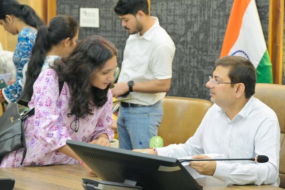 🚨ऋषिकेश की 3 महिलाओं से 37.95 लाख की ठगी का आरोप, समाधान दिवस में 102 शिकायतें दर्ज
कलेक्ट्रेट परिसर स्थित ऋषिपर्णा सभागार में सोमवार को आयोजित समाधान दिवस में कुल 102 शिकायतें दर्ज की गईं। अपर जिलाधिकारी (वित्त एवं राजस्व) केके मिश्रा ने शिकायतकर्ताओं की समस्याएं सुनीं और संबंधित अधिकारियों को मामलों की जांच कर समयबद्ध एवं गुणवत्तापूर्ण निस्तारण के निर्देश दिए।
समाधान दिवस में निवेश के नाम पर लाखों रुपये की कथित धोखाधड़ी के मामले भी सामने आए। ऋषिकेश की तीन महिलाओं ने दून स्मृद्धि लिमिटेड और सर्व माइक्रोफाइनेंस इंडिया एसोसिएशन पर निवेश के नाम पर रकम लेने के बाद धोखाधड़ी का आरोप लगाया। शिकायत के अनुसार रेखा चतरथ से 18.95 लाख रुपये, नीलम नेगी से 14.75 लाख रुपये और ऋतु गर्ग से 4.25 लाख रुपये लिए गए। मामले की जांच के निर्देश दिए गए।
वहीं, नथुवाला निवासी एक व्यक्ति ने इंडिया ग्लोबल सर्विसेज पर नौकरी दिलाने के नाम पर 1.75 लाख रुपये लेने के बाद नौकरी नहीं देने का आरोप लगाया। इसके अलावा इंद्रेश नगर निवासी ने सचिवालय में चतुर्थ श्रेणी की नौकरी दिलाने के नाम पर 50 हजार रुपये की कथित ठगी की शिकायत की। दोनों मामलों में पुलिस अधिकारियों को जांच के निर्देश दिए गए।
समाधान दिवस में मोबाइल नेटवर्क, पेयजल लाइन, भूमि विवाद, अतिक्रमण और रास्ता बंद किए जाने जैसी शिकायतें भी पहुंचीं। अधिकारियों को संबंधित मामलों में आवश्यक कार्रवाई करने के निर्देश दिए गए।
बारिश से नुकसान से जुड़ी शिकायतों में नवादा निवासी महिला ने गौशाला की सुरक्षा दीवार क्षतिग्रस्त होने पर आर्थिक सहायता की मांग की। वहीं चुक्खूवाला और रायपुर से निजी मकानों के क्षतिग्रस्त होने की शिकायतें मिलीं। संबंधित अधिकारियों को मौके का निरीक्षण कर रिपोर्ट प्रस्तुत करने को कहा गया।
अपर जिलाधिकारी ने अधिकारियों से कहा कि समाधान दिवस में प्राप्त शिकायतों को महज औपचारिकता न माना जाए। हर शिकायत का समयबद्ध और प्रभावी निस्तारण करते हुए शिकायतकर्ता को कार्रवाई की जानकारी भी दी जाए।
#Dehradun #rishikesh #SamadhanDiwas #UttarakhandNews #DehradunNews #NewsMafiya