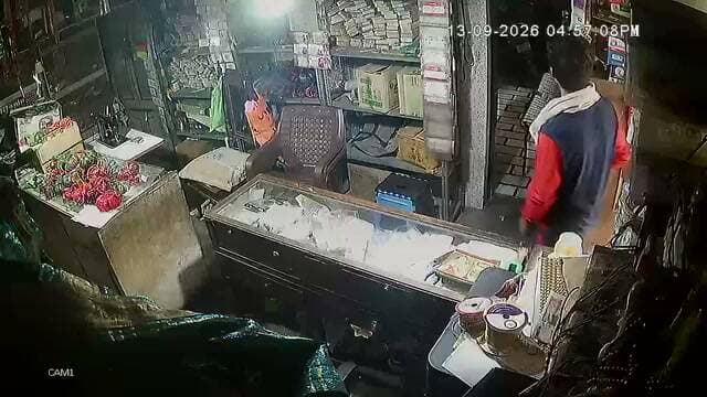 दुकान के गले से पैसे चोरी करने का सीसीटीवी फुटेज आया सामने।