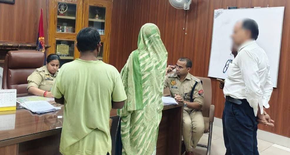 मिर्जापुर। पुलिस अधीक्षक अपर्णा रजत कौशिक ने सोमवार को पुलिस कार्यालय में जनता दर्शन के दौरान जनसुनवाई की। इस दौरान उन्होंने फरियादियों की शिकायतों को सुना और उनके समयबद्ध एवं गुणवत्तापूर्ण निस्तारण के लिए संबंधित अधिकारियों को आवश्यक आदेश-निर्देश दिए।
#Mirzapur #SPMirzapur #अपर्णा_रजत_कौशिक #जनसुनवाई #जनता_दर्शन #UPPolice #MirzapurNews #TodayMirzapurNews