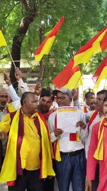 अपनी समस्याओं को लेकर जिलाधिकारी कार्यालय पर प्रदर्शन करते प्रगतिशील मानव समाज पार्टी के कार्यकर्ता,,,,,,