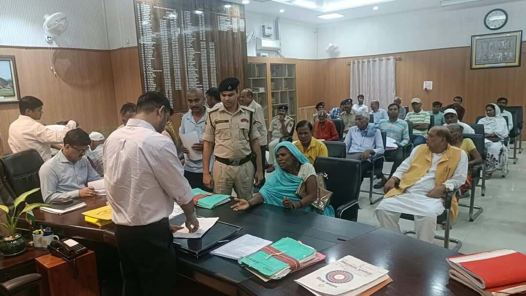 जनता दरबार में 29 मामलों की सुनवाई, भूमि विवादों के त्वरित निष्पादन का डीएम ने दिया निर्देश
जिलाधिकारी कुमार गौरव ने सोमवार को समाहरणालय में जनता दरबार का आयोजन कर आम नागरिकों की समस्याओं एवं शिकायतों की सुनवाई की। जिले के विभिन्न प्रखंडों एवं पंचायतों से पहुंचे नागरिकों ने अपनी समस्याएं सीधे जिलाधिकारी के समक्ष रखीं। जिलाधिकारी ने सभी आवेदनों को गंभीरतापूर्वक सुनते हुए संबंधित पदाधिकारियों को नियमानुसार त्वरित कार्रवाई सुनिश्चित करने का निर्देश दिया।
*जनता दरबार में कुल 29 आवेदन प्राप्त हुए*। इनमें सर्वाधिक मामले भूमि एवं राजस्व से संबंधित रहे। दाखिल-खारिज, सीमांकन, अतिक्रमण, भू-विवाद एवं परिमार्जन से जुड़ी समस्याओं को लेकर लोगों ने आवेदन दिया। जिलाधिकारी ने भूमि संबंधी मामलों को संबंधित अंचलाधिकारियों को भेजते हुए निर्देश दिया कि प्रत्येक मामले का नियमानुसार शीघ्र निष्पादन सुनिश्चित करें तथा की गई कार्रवाई से संबंधित प्रतिवेदन निर्धारित समय-सीमा के भीतर उपलब्ध कराएं।