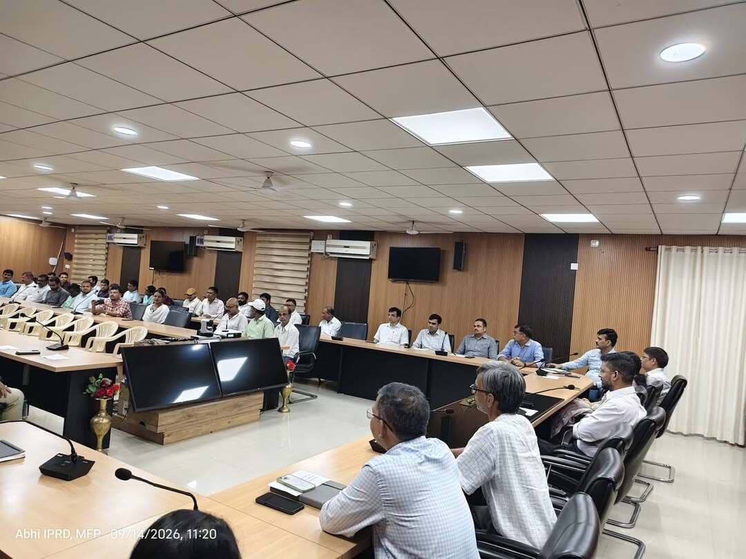 हिंदी दिवस के अवसर पर अधिकारियों एवं कर्मियों ने ली हिंदी के प्रति निष्ठा की शपथ
हिंदी दिवस के अवसर पर समाहरणालय सभागार में जिला पदाधिकारी, मुजफ्फरपुर कुमार गौरव द्वारा अधिकारियों एवं कर्मियों को हिंदी के प्रति निष्ठा एवं इसके अधिकाधिक प्रयोग की शपथ दिलाई गई।
इस अवसर पर जिला पदाधिकारी ने कहा कि हिंदी हमारी राजभाषा होने के साथ-साथ देश की एकता, विविधता और सांस्कृतिक विरासत को जोड़ने वाली महत्वपूर्ण भाषा है। सरकारी कार्यालयों में हिंदी के सरल, सहज एवं प्रभावी प्रयोग से आम नागरिकों के साथ संवाद को और अधिक सुगम बनाया जा सकता है। उन्होंने अधिकारियों एवं कर्मियों से कार्यालयीन कार्यों में राजभाषा हिंदी के अधिकाधिक प्रयोग का आह्वान किया।
शपथ के दौरान अधिकारियों एवं कर्मियों ने हिंदी भाषा के सम्मान, संरक्षण एवं संवर्धन के प्रति अपनी प्रतिबद्धता व्यक्त की। साथ ही सरकारी कार्यों में हिंदी के प्रयोग को बढ़ावा देने, राजभाषा के रूप में हिंदी की गरिमा बनाए रखने तथा आम लोगों के साथ सरल एवं सहज भाषा में संवाद स्थापित करने का संकल्प लिया।
जिला पदाधिकारी ने कहा कि प्रशासनिक कार्यों में भाषा की सरलता और स्पष्टता का विशेष महत्व है। आमजन तक सरकारी योजनाओं, सेवाओं एवं निर्णयों की जानकारी प्रभावी ढंग से पहुंचाने के लिए सरल हिंदी का प्रयोग आवश्यक है।
हिंदी दिवस के अवसर पर आयोजित इस कार्यक्रम में समाहरणालय के विभिन्न विभागों के पदाधिकारी एवं कर्मी उपस्थित रहे। कार्यक्रम के माध्यम से अधिकारियों एवं कर्मियों ने हिंदी के अधिकाधिक प्रयोग और राजभाषा के प्रति अपनी जिम्मेदारी निभाने का संकल्प लिया।
