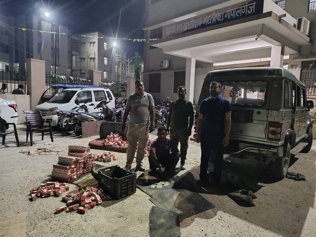गोपालगंज: कुचायकोट थाना क्षेत्र के भठवा मोड़ के पास एक बोलेरो से 91.62 लीटर विदेशी शराब के साथ मोतिहारी का तस्कर समीरुल्लाह दीवान गिरफ्तार।