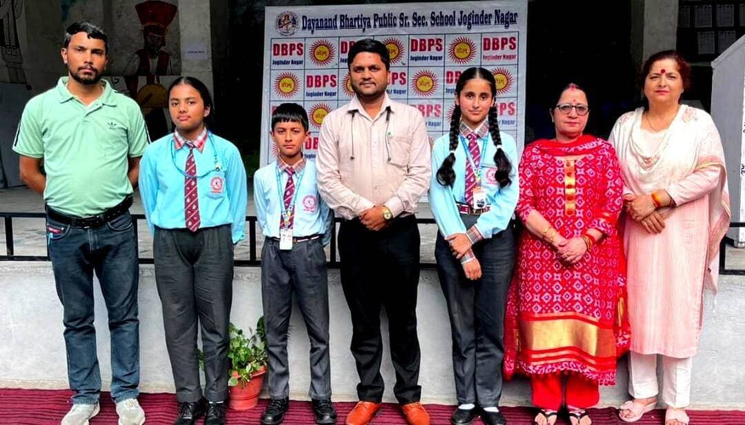 डी.बी.पी.एस स्कूल में मनाया हिन्दी दिवस, डी.बी.पी.एस स्कूल में दक्ष राणा में मारी भाषण में बाजी
जोगिंद्रनगर, पंकज पालिया : दयानंद भारतीय पब्लिक सीनियर सैकेंडरी स्कूल जोगिंद्रनगर में हिन्दी दिवस मनाया गया। डी.बी.पी.एस के प्रधानाचार्य राजेश डोगरा ने बताया कि 6वीं से 8वीं के बच्चों की भाषण प्रतियोगिता करवाई गई।भाषण प्रतियोगिता का विषय जंक फूड स्वास्थय का दुश्मन, सोशल मीडिया का युवाओं पर प्रभाव तथा हिन्दी की उत्पति व विकास रहा। भाषण में दक्ष राणा 7वीं ने पहला,सृष्टि ठाकुर 8वीं ने दूसरा तथा हर्षाली ठाकुर 6वीं ने तीसरा स्थान पाया। इसके अलावा नौंवीं व दसवीं के बच्चों के लिए अनुच्छेछ लेखन प्रतियोगिता करवाई गई। प्रधानाचार्य राजेश डोगरा ने हिन्दी के महत्व पर प्रकाश डालते हुए उसके प्रसार प्रचार को अधिक बढ़ावा देने की बात कही। इस अवसर पर उप प्रधानाचार्या लता राणा, अध्यापकों में रेखा जमवाल व सुनील उपस्थित रहे।
जोगिंद्रनगर: डी.बी.पी.एस स्कूल में हिन्दी दिवस पर भाषण प्रतियोगिता में पहले तीन स्थान पाने वाले बच्चे प्रधानाचार्य राजेश डोगरा के साथ।