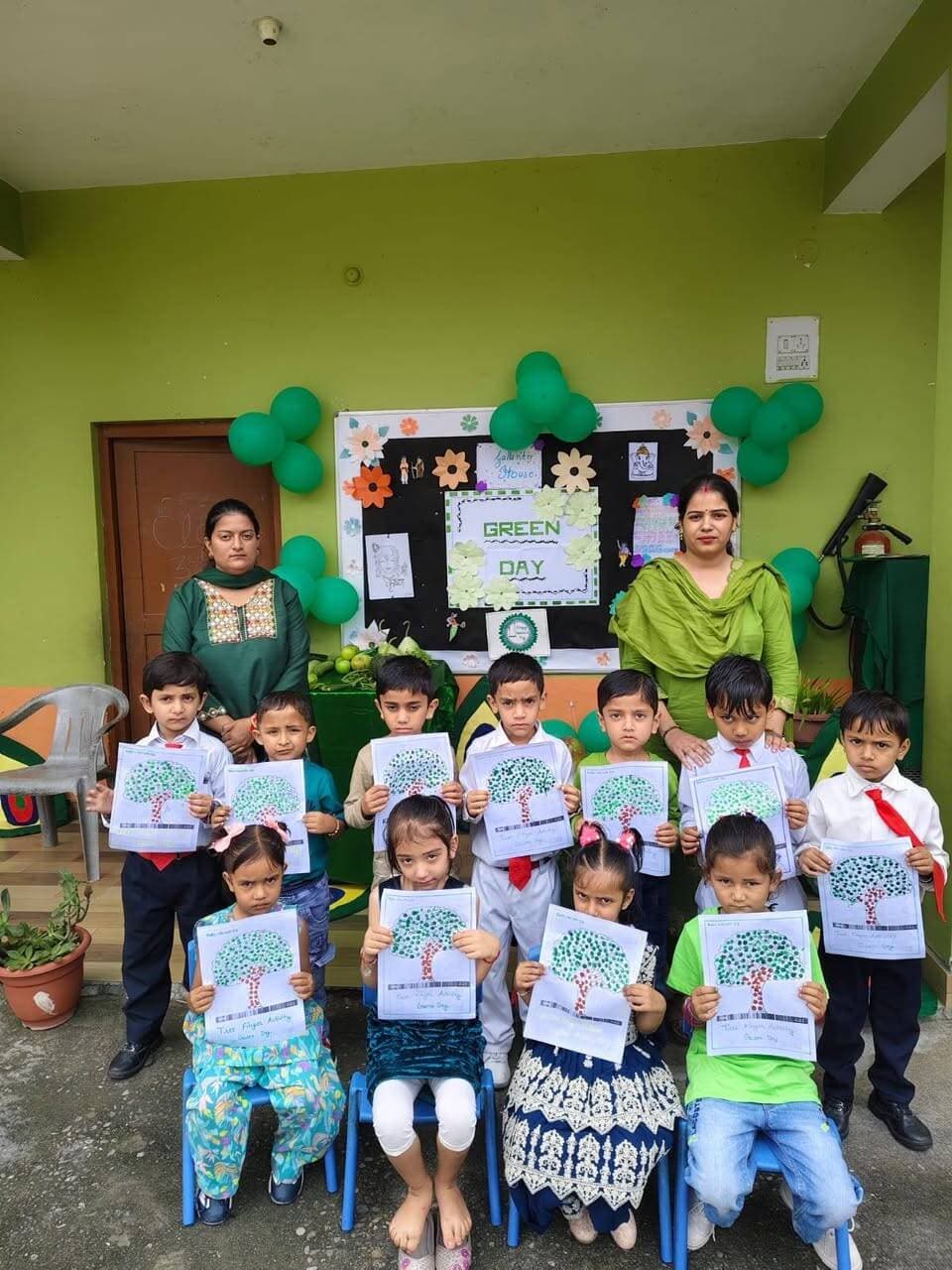 हरितालिका तीज, ग्रीन डे एवं हिंदी दिवस के साथ हिंदी पखवाड़े का शुभारंभ
जोगिंदर नगर/उमेश कुमार।
गुरुकुल पब्लिक सीनियर सेकेंडरी स्कूल झलवाण में आज हरितालिका तीज, ग्रीन डे एवं हिंदी दिवस का आयोजन बड़े उत्साह और हर्षोल्लास के साथ किया गया। इस अवसर पर विद्यालय में हिंदी पखवाड़े का भी शुभारंभ किया गया।
हरितालिका तीज के उपलक्ष्य में विद्यालय में ग्रीन डे मनाया गया। नर्सरी से कक्षा दूसरी तक के विद्यार्थी हरे रंग के परिधानों में विद्यालय पहुंचे। बच्चों ने हरी सब्जियों, फलों, पौधों तथा विभिन्न हरे रंग की वस्तुओं के आकर्षक कटआउट एवं चार्ट तैयार किए। विद्यार्थियों ने ब्रोकोली, ग्रीन कैप्सिकम, कीवी, ग्रीन एप्पल, लौकी, पालक, ग्रीन चिली, भिंडी, खीरा एवं तरबूज आदि के रूप धारण कर सभी का मन मोह लिया।
कार्यक्रम में विद्यार्थियों ने हिंदी भाषा में सुंदर कविताएं प्रस्तुत कीं। कविता प्रस्तुत करने वाले विद्यार्थियों में LKG से सार्यांश, UKG से सरिष्टि, कक्षा दूसरी से रुहानी, कक्षा चौथी से आदित्य तथा कक्षा पहली से प्रियांशी शामिल रहे। सभी बच्चों ने उत्साहपूर्वक भाग लिया और अपनी प्रतिभा का सुंदर प्रदर्शन किया।
वहीं विद्यालय की शिक्षिका शिवानी कटोच ने विद्यार्थियों को हरितालिका तीज के धार्मिक एवं सांस्कृतिक महत्व की जानकारी दी। उन्होंने हरितालिका तीज को हरियाली, प्रकृति और पर्यावरण संरक्षण से जोड़ते हुए विद्यार्थियों को अधिक से अधिक पौधे लगाने तथा प्रकृति की देखभाल करने के लिए प्रेरित किया।
इसी अवसर पर विद्यालय में हिंदी दिवस भी उत्साहपूर्वक मनाया गया। कार्यक्रम का शुभारंभ विद्यालय की उप-प्रधानाचार्या श्रीमती मोनिका शर्मा द्वारा दीप प्रज्वलित करके किया गया। इसके पश्चात विद्यार्थियों ने सरस्वती वंदना प्रस्तुत की।
इस अवसर पर श्रीमती मोनिका शर्मा ने अपने संबोधन में कहा कि हिंदी हमारी मातृभाषा, संस्कृति और भावनाओं से जुड़ी समृद्ध भाषा है। उन्होंने विद्यार्थियों को हिंदी भाषा का सम्मान करने तथा अपने दैनिक जीवन में हिंदी का अधिक से अधिक प्रयोग करने के लिए प्रेरित किया। उन्होंने कहा कि विद्यार्थियों को अपनी भाषा पर गर्व करते हुए हिंदी के साथ-साथ अन्य भाषाओं का भी ज्ञान प्राप्त करना चाहिए। उन्होंने विद्यालय में आयोजित होने वाले हिंदी पखवाड़े की विभिन्न प्रतियोगिताओं में सभी विद्यार्थियों को उत्साहपूर्वक भाग लेने के लिए प्रोत्साहित किया।
वहीं हिंदी अध्यापिका श्रीमती बंदना कुमारी ने हिंदी भाषा के महत्व पर अपने विचार रखते हुए कहा कि हिंदी केवल संवाद का माध्यम नहीं, बल्कि हमारी संस्कृति, साहित्य, परंपराओं और भावनाओं को जोड़ने वाली भाषा है। उन्होंने विद्यार्थियों को हिंदी का सही एवं सुंदर प्रयोग करने और हिंदी साहित्य के प्रति रुचि विकसित करने का संदेश दिया।
कार्यक्रम में कक्षा आठवीं की कोमा ने हिंदी भाषा के विषय में अपने विचार प्रस्तुत किए और हिंदी के महत्व पर प्रकाश डाला। उनके संबोधन ने विद्यार्थियों को हिंदी भाषा के प्रति सम्मान एवं रुचि विकसित करने के लिए प्रेरित किया।
हिंदी दिवस के अवसर पर विद्यालय में हिंदी पखवाड़े का शुभारंभ किया गया। पूरे सप्ताह विद्यार्थियों के लिए हिंदी भाषा से संबंधित विभिन्न प्रतियोगिताओं का आयोजन किया जाएगा। इनमें निबंध लेखन, हिंदी प्रश्नोत्तरी, सुलेख लेखन सहित विभिन्न रचनात्मक एवं ज्ञानवर्धक प्रतियोगिताएं प्रमुख रहेंगी।
विद्यालय द्वारा आयोजित इस कार्यक्रम का उद्देश्य विद्यार्थियों में हिंदी भाषा के प्रति प्रेम एवं सम्मान, भारतीय संस्कृति के प्रति जागरूकता तथा प्रकृति एवं पर्यावरण के संरक्षण की भावना विकसित करना है। विद्यार्थियों ने सभी गतिविधियों में उत्साहपूर्वक भाग लिया और अपनी प्रतिभा का सुंदर प्रदर्शन किया।
