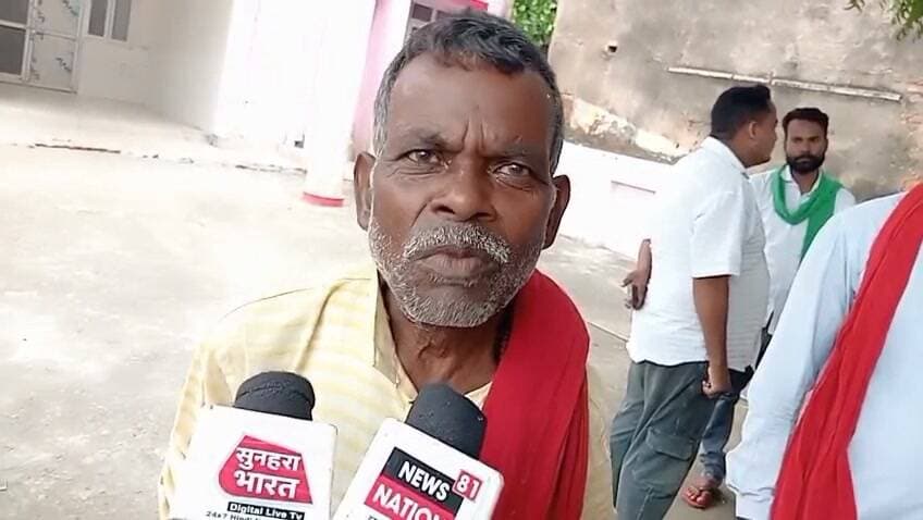 चित्रकूट भरतकूप के घुरेटनपुर में बाथरूम जाते समय बालक को सर्प ने डसा इलाज के दौरान मौत परिजनों में मातम पुलिस ने कराया शव का पोस्टमार्टम। मामला चित्रकूट जनपद के भरतकूप थाना क्षेत्र अंतर्गत भुरेटनपुर गांव का बीते शनिवार और रविवार की मध्य रात्रि लगभग 1:00 का है जहां सर्प दंश से बालक की मौत हो गई मृतक 7 वर्षीय प्रदीप कुमार पुत्र सुनील के परिजनों ने बताया कि प्रदीप रोजाना की भांति खाना खाने के बाद रात्रि में सो गया और रात्रि लगभग 1:00 बजे उठकर बाथरूम करने गया तभी उसे सर्प ने डस लिया जिससे प्रदीप की हालत बिगड़ गई वही जानकारी होते ही परिजन प्रदीप को भंग सामुदायिक स्वास्थ्य केंद्र लेकर पहुंचे हैं जहां इलाज के दौरान प्रदीप की मौत हो गई प्रदीप की मौत से परिजनों में कोहरा मच गया और परिजनों का रो रो कर बुरा हाल है वहीं सूचना पर पहुंची पुलिस ने शव को कब्जे में लेकर शव का आज रविवार की दोपहर 12:00 बजे जिला मुख्यालय में पोस्टमार्टम कराया है परिजनों ने बतायाघटनाक्रम