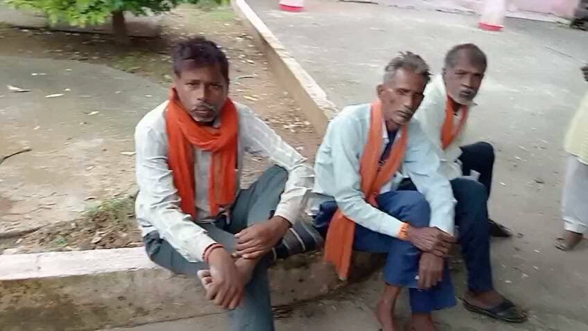 चित्रकूट भरतकूप के घुरेटनपुर में बाथरूम जाते समय बालक को सर्प ने डसा इलाज के दौरान मौत परिजनों में मातम पुलिस ने कराया शव का पोस्टमार्टम। मामला चित्रकूट जनपद के भरतकूप थाना क्षेत्र अंतर्गत भुरेटनपुर गांव का बीते शनिवार और रविवार की मध्य रात्रि लगभग 1:00 का है जहां सर्प दंश से बालक की मौत हो गई मृतक 7 वर्षीय प्रदीप कुमार पुत्र सुनील के परिजनों ने बताया कि प्रदीप रोजाना की भांति खाना खाने के बाद रात्रि में सो गया और रात्रि लगभग 1:00 बजे उठकर बाथरूम करने गया तभी उसे सर्प ने डस लिया जिससे प्रदीप की हालत बिगड़ गई वही जानकारी होते ही परिजन प्रदीप को भंग सामुदायिक स्वास्थ्य केंद्र लेकर पहुंचे हैं जहां इलाज के दौरान प्रदीप की मौत हो गई प्रदीप की मौत से परिजनों में कोहरा मच गया और परिजनों का रो रो कर बुरा हाल है वहीं सूचना पर पहुंची पुलिस ने शव को कब्जे में लेकर शव का आज रविवार की दोपहर 12:00 बजे जिला मुख्यालय में पोस्टमार्टम कराया है परिजनों ने बतायाघटनाक्रम
