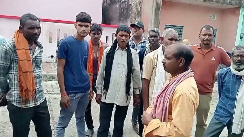 चित्रकूट राजापुर के छीबो के पास अज्ञात वाहन की टक्कर बाइक सवार युवक की मौत परिजनों में मातम पुलिस ने कराया शव का पोस्टमार्टम। मामला चित्रकूट जनपद के राजापुर थाना अंतर्गत छीबो के।पास बीते शनिवार की शाम करीब 6:00 बजे का है जहां अज्ञात वाहन की टक्कर से 25 वर्षी युवक की मौत हो गई मृतक युवक राम भजन पुत्र रमेश निवासी इटवा थाना रायपुर जनपद चित्रकूट के परिजनों ने बताया कि राम भजन भमेट गांव से अपने साढू को छोड़ने रेरुआ गया था और रे रु आ से वापस लौट रहा था तभी राजापुर के छीबो के पास राम भजन की बाइक में अज्ञात वाहन ने टक्कर मार दी जिससे राम भजन गंभीर रूप से घायल हो गया जिसको स्थानीय लोगों की सूचना पर पहुंची PRB 112 पुलिस के जवानों द्वारा रामनगर सामुदायिक स्वास्थ्य केंद्र भेजा गया है जहां राम भजन को मृत घोषित कर दिया गया है राम भजन की मौत से परिजनों में कोहराम मच गया और परिजनों का रो रो कर बुरा हाल है वहीं सूचना पर पहुंची पुलिस ने शव को कब्जे में लेकर शव का आज रविवार की दोपहर 12:30 बजे जिला मुख्यालय में पोस्टमार्टम कराया है