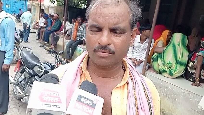 चित्रकूट राजापुर के छीबो के पास अज्ञात वाहन की टक्कर बाइक सवार युवक की मौत परिजनों में मातम पुलिस ने कराया शव का पोस्टमार्टम। मामला चित्रकूट जनपद के राजापुर थाना अंतर्गत छीबो के।पास बीते शनिवार की शाम करीब 6:00 बजे का है जहां अज्ञात वाहन की टक्कर से 25 वर्षी युवक की मौत हो गई मृतक युवक राम भजन पुत्र रमेश निवासी इटवा थाना रायपुर जनपद चित्रकूट के परिजनों ने बताया कि राम भजन भमेट गांव से अपने साढू को छोड़ने रेरुआ गया था और रे रु आ से वापस लौट रहा था तभी राजापुर के छीबो के पास राम भजन की बाइक में अज्ञात वाहन ने टक्कर मार दी जिससे राम भजन गंभीर रूप से घायल हो गया जिसको स्थानीय लोगों की सूचना पर पहुंची PRB 112 पुलिस के जवानों द्वारा रामनगर सामुदायिक स्वास्थ्य केंद्र भेजा गया है जहां राम भजन को मृत घोषित कर दिया गया है राम भजन की मौत से परिजनों में कोहराम मच गया और परिजनों का रो रो कर बुरा हाल है वहीं सूचना पर पहुंची पुलिस ने शव को कब्जे में लेकर शव का आज रविवार की दोपहर 12:30 बजे जिला मुख्यालय में पोस्टमार्टम कराया है
