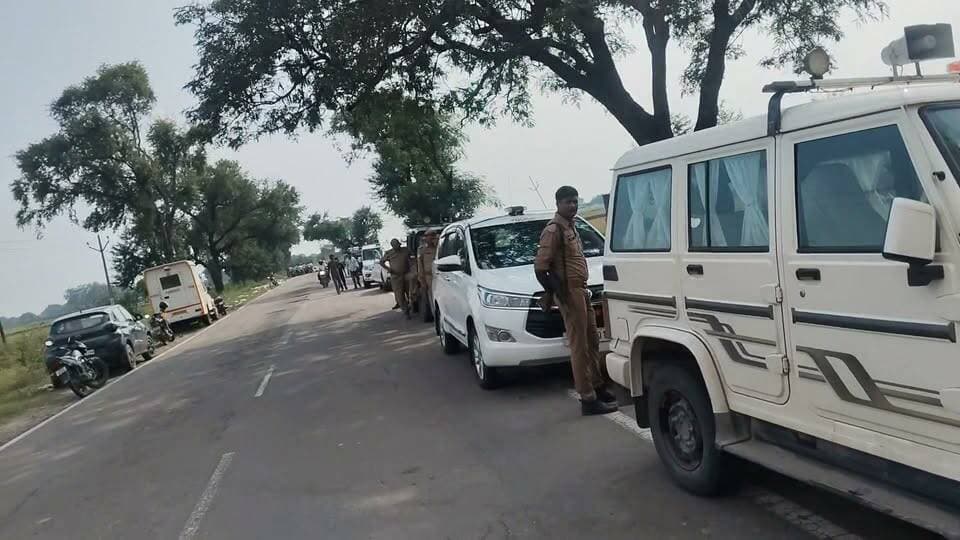 चित्रकूट : क्षत-विक्षत शव मिलने से फैली सनसनी
➡️आधा कटा पैर 100 मीटर दूर पर मिला
➡️अधजली जींस का टुकड़ा भी मिला
➡️लोगों ने बीच बड़े धमाके की चर्चा जारी
➡️निजी प्लॉट के अंदर हुआ बड़ा गड्ढा
➡️फॉरेंसिक टीम जांच पड़ताल में जुटी
➡️पहाड़ी थाना क्षेत्र का सनसनीखेज मामला