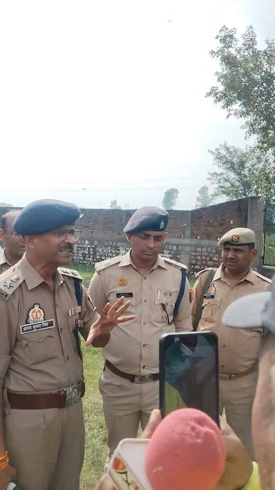 चित्रकूट : क्षत-विक्षत शव मिलने से फैली सनसनी
➡️आधा कटा पैर 100 मीटर दूर पर मिला
➡️अधजली जींस का टुकड़ा भी मिला
➡️लोगों ने बीच बड़े धमाके की चर्चा जारी
➡️निजी प्लॉट के अंदर हुआ बड़ा गड्ढा
➡️फॉरेंसिक टीम जांच पड़ताल में जुटी
➡️पहाड़ी थाना क्षेत्र का सनसनीखेज मामला