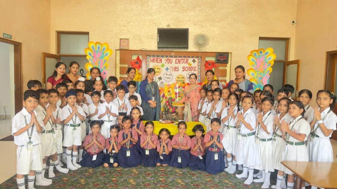 दून पब्लिक स्कूल लाडवा में गणेश चतुर्थी एवं हिंदी दिवस का भव्य आयोजन
दून पब्लिक स्कूल लाडवा में गणेश चतुर्थी एवं हिंदी दिवस के अवसर पर विभिन्न कार्यक्रमों का आयोजन हर्षोल्लास एवं उत्साह के साथ किया गया। विद्यार्थियों ने भारतीय संस्कृति, परंपराओं एवं हिंदी भाषा के महत्व को दर्शाते हुए विभिन्न गतिविधियों में उत्साहपूर्वक भाग लिया।
गणेश चतुर्थी के अवसर पर विद्यालय में भगवान श्री गणेश का विधिवत पूजन किया गया। विद्यार्थियों एवं शिक्षकों ने श्रद्धा एवं भक्तिभाव से भगवान गणेश का स्मरण करते हुए सभी के सुख, समृद्धि एवं मंगलमय जीवन की कामना की। विद्यार्थियों को गणेश चतुर्थी के धार्मिक एवं सांस्कृतिक महत्व की जानकारी भी दी गई।
हिंदी दिवस के अवसर पर विद्यार्थियों द्वारा हिंदी भाषा के महत्व को समझने एवं जानने के उद्देश्य से कविताएँ, भाषण, वाचन एवं अन्य रचनात्मक गतिविधियाँ प्रस्तुत की गईं। विद्यार्थियों ने अपनी प्रस्तुतियों के माध्यम से हिंदी भाषा की समृद्धता, गौरव एवं भारतीय संस्कृति में इसके महत्वपूर्ण स्थान को प्रभावशाली ढंग से प्रस्तुत किया। इन गतिविधियों का उद्देश्य विद्यार्थियों में हिंदी भाषा के प्रति प्रेम, सम्मान एवं गौरव की भावना विकसित करना रहा।
इस अवसर पर प्रधानाचार्या डॉ. अनीता शर्मा ने कहा कि हिंदी हमारी संस्कृति, संस्कार और भावनाओं से जुड़ी भाषा है। विद्यार्थियों को हिंदी भाषा के महत्व को समझते हुए अपने दैनिक जीवन में इसके प्रयोग को बढ़ावा देना चाहिए। उन्होंने कहा कि ऐसे कार्यक्रम विद्यार्थियों को अपनी भाषा एवं संस्कृति से जोड़ने के साथ-साथ उनकी प्रतिभा, आत्मविश्वास और अभिव्यक्ति कौशल को भी निखारते हैं। उन्होंने सभी विद्यार्थियों एवं शिक्षकों को हिंदी दिवस एवं गणेश चतुर्थी की शुभकामनाएँ दीं।
निदेशक डॉ. विवेक शर्मा, चेयरमैन श्री के.के. गर्ग, चेयरपर्सन श्रीमती सुधा गर्ग एवं वाइस प्रिंसिपल श्रीमती कुसुम मित्तल ने विद्यार्थियों एवं समस्त स्टाफ को गणेश चतुर्थी एवं हिंदी दिवस की हार्दिक बधाई एवं शुभकामनाएँ दीं। विद्यालय के समस्त शिक्षकों एवं स्टाफ सदस्यों ने भी विद्यार्थियों के उज्ज्वल भविष्य की कामना की।