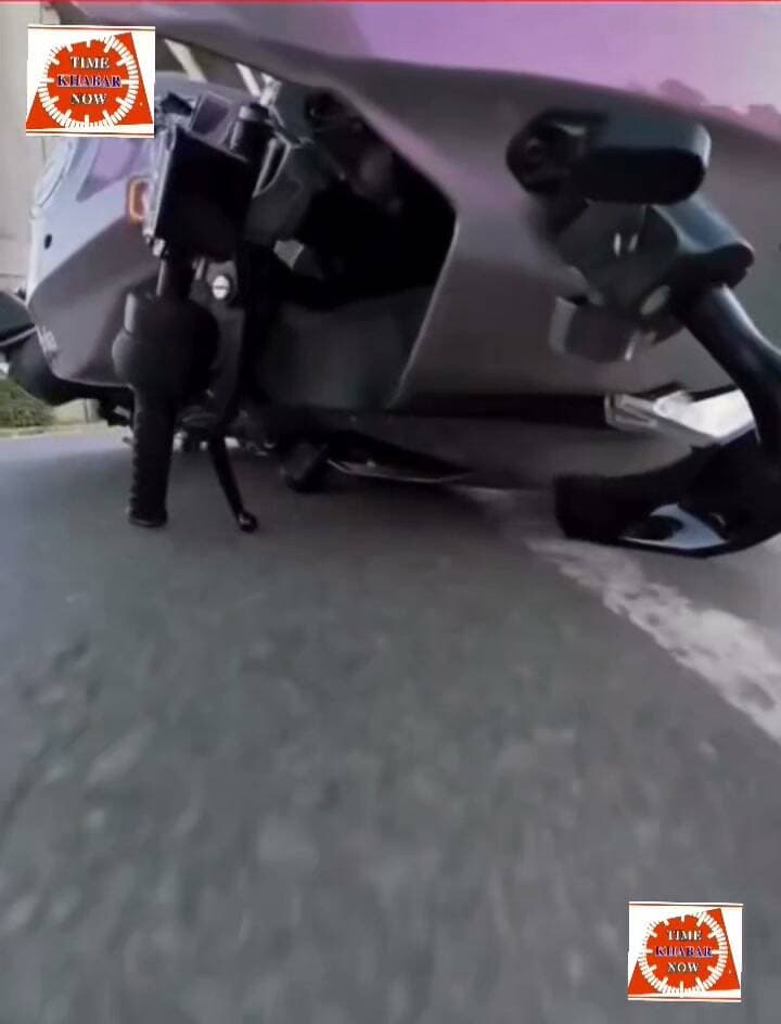 गोल्फ कोर्स रोड पर महिला राइडर को टक्कर मारने के मामले में गुरुग्राम पुलिस ने लिया स्वत: संज्ञान, आरोपी कार चालक के विरुद्ध किया जा रहा है अभियोग अंकित।
पीड़िता से भी गुरुग्राम पुलिस द्वारा किया जा रहा है संपर्क
14 सितंबर को सोशल मीडिया पर प्रसारित वीडियो जिसमें गोल्फ-कोर्स रोड पर एक कार चालक ने एक बाइक राइडर महिला को टक्कर मारने की वारदात को अंजाम दिया था। जिसमें गुरुग्राम पुलिस को पीड़ित की तरफ से कोई शिकायत प्राप्त नहीं है। गुरुग्राम पुलिस द्वारा इस मामले में स्वत: संज्ञान लेते हुए आरोपी कार चालक के विरुद्ध थाना सैक्टर-56, गुरुग्राम में सम्बंधित धाराओं के तहत अभियोग अंकित किया जा रहा है।
गुरुग्राम पुलिस द्वारा अंकित किए जा रहे उपरोक्त अभियोग में आरोपी को भी जल्दी ही काबू करके अभियोग में नियमानुसार गिरफ्तार किया जाएगा।
गुरुग्राम पुलिस द्वारा कानून की उल्लंघना करने वालों के विरुद्ध सख्त कार्यवाही करने की नीति है। गुरुग्राम पुलिस कानून से खिलवाड़ किसी भी कीमत पर बर्दाश्त नहीं करेगी तथा इस प्रकार की गतिविधियों को अंजाम देने वालों की विरुद्ध स्वतः संज्ञान लेकर सख्त कार्यवाही करेगी।
