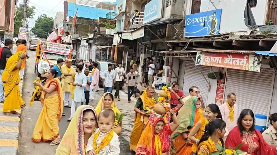 करैरा में गणपति बप्पा की स्थापना को लेकर निकली भव्य कलश यात्रा
करैरा। गणपति बप्पा की मूर्ति स्थापना के उपलक्ष्य में धरणी फाउंडेशन एवं श्री गणेश सरकार सेवा समिति, बड़ा जैन मंदिर, कृष्णा गंज करैरा द्वारा भव्य कलश यात्रा का आयोजन किया गया।
कलश यात्रा में महिलाओं, पुरुषों एवं बच्चों ने उत्साहपूर्वक भाग लिया। श्रद्धालुओं की मौजूदगी से नगर का माहौल भक्तिमय नजर आया। यात्रा के दौरान श्रद्धालुओं में भगवान श्री गणेश के प्रति विशेष उत्साह और आस्था देखने को मिली।
आयोजकों द्वारा गणपति बप्पा की विधि-विधान से मूर्ति स्थापना के लिए यह धार्मिक आयोजन किया गया।
🙏 गणपति बप्पा मोरया, मंगल मूर्ति मोरया 🙏
#गणपति_बप्पा_मोरया #गणेश_उत्सव #कलश_यात्रा #गणपति_मूर्ति_स्थापना #करैरा #कृष्णा_गंज #बड़ा_जैन_मंदिर #धरणी_फाउंडेशन #श्री_गणेश_सरकार_सेवा_समिति #भक्तिमय_माहौल #PNEWZINDIA #KareraNews #ShivpuriNews