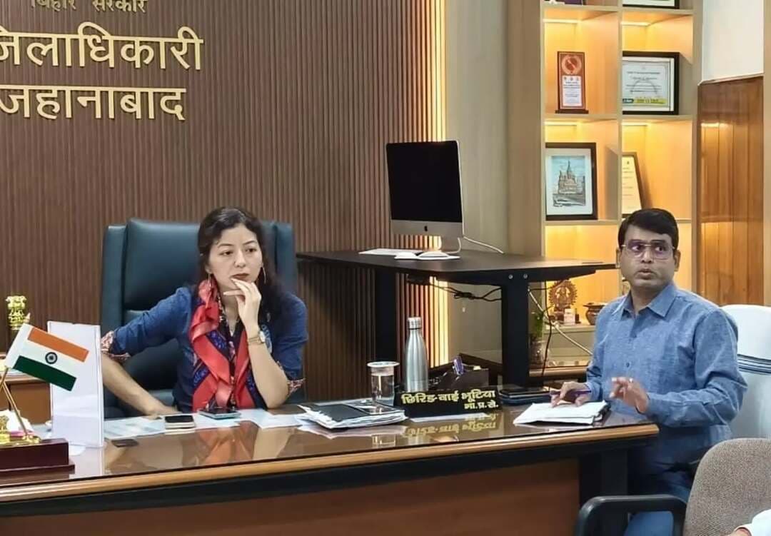 ☀️ पीएम सूर्य घर योजना की रफ्तार बढ़ाने पर जोर — जिला पदाधिकारी ने बैंकर्स, सोलर वेंडर्स एवं विद्युत अभियंताओं के साथ की समीक्षा बैठक
📍जिला पदाधिकारी, जहानाबाद श्रीमती छिरिङ वाई भूटिया की अध्यक्षता में पीएम सूर्य घर: मुफ्त बिजली योजना की प्रगति की समीक्षा की गई।
🔻38 स्वीकृत ऋण मामलों में डिस्बर्समेंट लंबित पाए गए। संबंधित बैंक प्रतिनिधियों को सोमवार तक ऋण वितरण सुनिश्चित करने का निर्देश दिया गया।
🔻138 आवेदन ऋण स्वीकृति हेतु बैंकों में लंबित पाए गए। सभी बैंकर्स को लंबित आवेदनों की शीघ्र स्वीकृति एवं तत्पश्चात त्वरित डिस्बर्समेंट का निर्देश दिया गया।
🔻जहानाबाद नगर क्षेत्र में अधिक से अधिक आवेदन सृजित करने हेतु नगर परिषद से समन्वय कर वार्ड स्तर पर आवेदन अभियान चलाने के लिए JE एवं AE को निर्देशित किया गया।
🔻जिन उपभोक्ताओं के आवेदन जेनरेट हो चुके हैं, उनसे एग्रीमेंट पूर्ण कर सोलर इंस्टॉलेशन में तेजी लाने का निर्देश दिया गया।
🔻सभी सोलर वेंडर्स को पर्याप्त मानवबल एवं सामग्री की उपलब्धता सुनिश्चित कर इंस्टॉलेशन कार्य तेज करने को कहा गया।
🎯 लक्ष्य — ऋण से इंस्टॉलेशन तक की पूरी प्रक्रिया को तेज कर अधिक से अधिक पात्र परिवारों को पीएम सूर्य घर योजना का लाभ समयबद्ध रूप से उपलब्ध कराना।
#पीएमसूर्यघर #मुफ्तबिजलीयोजना #सौरऊर्जा #जिलाप्रशासनजहानाबाद
#विकसितभारत_समृद्धबिहार_आदर्शजहानाबाद