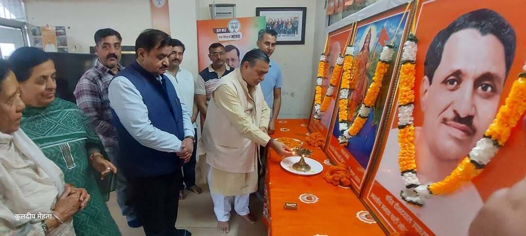 *सोलन ग्रामीण भाजपा मण्डल की मासिक बैठक आयोजित, आगामी कार्यक्रमों की रूपरेखा पर हुई चर्चा*
सोलन, 14 सितंबर 2026:
आज भाजपा कार्यालय कमलम् में सोलन ग्रामीण मण्डल की मासिक बैठक मण्डल अध्यक्ष चंद्रकांत शर्मा की अध्यक्षता में आयोजित की गई। बैठक में मुख्य अतिथि के रूप में ज़िला सोलन सह-प्रभारी एवं प्रदेश प्रवक्ता संदीपनी भारद्वाज विशेष रूप से उपस्थित रहे। इस मासिक बैठक के दौरान आगामी कार्यक्रमों की रूपरेखा तैयार करने के साथ-साथ पूर्व में किए गए कार्यों की विस्तृत समीक्षा भी की गई।
बैठक का संचालन मण्डल महामंत्री विजय ठाकुर द्वारा किया गया। इस अवसर पर मण्डल समन्वयक एवं ज़िला सह-मीडिया प्रभारी सोनू सोनी तथा सह-समन्वयक एवं ज़िला आईटी संयोजक चरण यादव विशेष रूप से उपस्थित रहे।
बैठक में इनकी रही गरिमामयी उपस्थिति:
कार्यक्रम में पूर्व प्रत्याशी डॉ. राजेश कश्यप, ज़िला परिषद अध्यक्षा एवं पंचायती राज प्रकोष्ठ प्रदेश सह-संयोजिका कुमारी शीला, महामंत्री सुनील ठाकुर प्रमुख रूप से सम्मिलित हुए। इसके अतिरिक्त प्रदेश कार्यसमिति सदस्य (आईटी विभाग) एवं आईटी प्रभारी संगठनात्मक ज़िला महासू अरुष गुप्ता, प्रदेश कार्यकारिणी सदस्य (किसान मोर्चा) इंद्र सिंह मैहता व मदन ठाकुर, पूर्व ज़िला परिषद उपाध्यक्षा कमला शर्मा, ज़िला कोषाध्यक्ष लक्ष्मी ठाकुर और ज़िला कार्यालय सचिव संजीव सूद उपस्थित रहे।
साथ ही, युवा मोर्चा प्रदेश कार्यकारिणी सदस्य भूपेंद्र ठाकुर (भानू), सोशल मीडिया ज़िला सह-संयोजक शुभम शर्मा, मण्डल सोशल मीडिया संयोजक कुलदीप मैहता, बी.डी.सी. सदस्य सलोगड़ा एवं मण्डल आईटी सह-संयोजक मनीष कुमार सहित अन्य पदाधिकारी, ग्राम केन्द्र प्रमुख एवं कार्यकर्ता भी बड़ी संख्या में उपस्थित रहे।