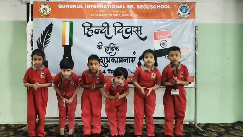 **गुरुकुल इंटरनेशनल सीनियर सेकेंडरी स्कूल, सोलन में हिंदी दिवस एवं हिंदी पखवाड़ा उत्साह और उमंग के साथ संपन्न**
सोलन, 14 सितंबर 2026:
गुरुकुल इंटरनेशनल सीनियर सेकेंडरी स्कूल, सोलन में हिंदी दिवस एवं हिंदी पखवाड़ा हर्षोल्लास, उत्साह और रचनात्मक ऊर्जा के साथ मनाया गया। विद्यालय में आयोजित विभिन्न गतिविधियों ने विद्यार्थियों को हिंदी भाषा से जुड़ने, अपनी प्रतिभा को निखारने और आत्मविश्वास के साथ अपनी भावनाओं को अभिव्यक्त करने का सुंदर अवसर प्रदान किया।
हिंदी पखवाड़े के दौरान कविता वाचन, भाषण, कहानी वाचन, लघु नाटिका, नुक्कड़ नाटक, नृत्य, मुहावरा वाचन, पहेली प्रतियोगिता, हिंदी प्रश्नोत्तरी, सुलेख, श्रुतलेख, शब्दावली प्रतियोगिता, संवाद लेखन, चित्रकला, रचनात्मक लेखन एवं हिंदी से संबंधित अनेक रोचक गतिविधियों का आयोजन किया गया। प्रत्येक गतिविधि में विद्यार्थियों ने पूरे उत्साह और आत्मविश्वास के साथ अपनी प्रतिभा का प्रदर्शन किया।
बाल वाटिका से लेकर कक्षा दसवीं तक के विद्यार्थियों ने इन गतिविधियों में सक्रिय सहभागिता की। नन्हे-मुन्ने विद्यार्थियों ने कविता वाचन, पहेलियों, नृत्य एवं अन्य गतिविधियों के माध्यम से सभी का मन मोह लिया, जबकि वरिष्ठ विद्यार्थियों ने भाषण, नाटिका, नुक्कड़ नाटक, कहानी वाचन एवं रचनात्मक गतिविधियों के माध्यम से अपनी प्रभावशाली अभिव्यक्ति प्रस्तुत की।
हिंदी दिवस के अवसर पर विद्यालय का वातावरण हिंदी भाषा के प्रति प्रेम, सम्मान और गौरव की भावना से ओत-प्रोत रहा। विभिन्न गतिविधियों के माध्यम से विद्यार्थियों को यह संदेश दिया गया कि भाषा केवल विचारों के आदान-प्रदान का माध्यम नहीं, बल्कि हमारी संस्कृति, साहित्य, संस्कार, परंपराओं और भावनाओं की पहचान भी है। हिंदी हमें अपनी जड़ों से जोड़ते हुए आत्मविश्वास के साथ अपनी बात रखने की प्रेरणा देती है।
इस अवसर पर विद्यालय की प्रधानाचार्या श्रीमती सागरिका बख्शी ने विद्यार्थियों को हिंदी के महत्व से अवगत करवाते हुए कहा कि हिंदी हमारी समृद्ध सांस्कृतिक विरासत का अभिन्न हिस्सा है। उन्होंने विद्यार्थियों को हिंदी भाषा का सम्मान करने, दैनिक जीवन में इसके अधिकाधिक प्रयोग के लिए प्रेरित किया तथा कहा कि अपनी भाषा पर गर्व करना अपनी पहचान पर गर्व करना है। उन्होंने सभी विद्यार्थियों की उत्साहपूर्ण सहभागिता की सराहना करते हुए उन्हें शुभकामनाएँ एवं बधाई प्रदान की।
हिंदी दिवस एवं हिंदी पखवाड़े का यह आयोजन विद्यार्थियों के लिए केवल एक भाषाई उत्सव ही नहीं, बल्कि अपनी प्रतिभा पहचानने, आत्मविश्वास बढ़ाने और अपनी भाषा एवं संस्कृति से जुड़ने का प्रेरणादायक अवसर रहा। विद्यार्थियों की उत्साहपूर्ण भागीदारी ने इस आयोजन को जीवंत, सार्थक और यादगार बना दिया।