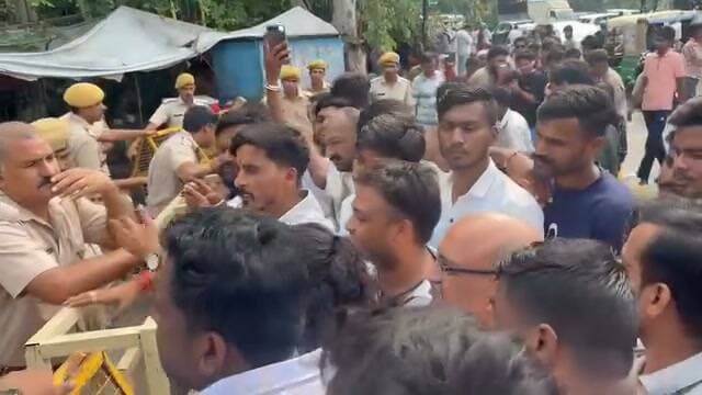 नगर निगम कोटा के वार्ड संख्या 87 में एक ईवीएम मशीन खराब होने के कारण उसके मतों की गणना नहीं हो सकी। इस मामले को लेकर महिला कांग्रेस कोटा शहर की जिलाध्यक्ष एवं पूर्व पार्षद शालिनी गौतम मतगणना स्थल पर धरने पर बैठ गईं।
निर्वाचन अधिकारियों द्वारा उक्त ईवीएम मशीन के मतों की गणना आज नहीं कर अगले दिन करने की बात कही जा रही है। इस पर शालिनी गौतम ने मतगणना प्रक्रिया में किसी भी प्रकार की अनियमितता एवं धांधली की आशंका जताते हुए कड़ा विरोध दर्ज कराया।
शालिनी गौतम ने मांग की कि वार्ड 87 की खराब ईवीएम मशीन के मतों की गणना आज ही निष्पक्ष एवं पारदर्शी तरीके से कराई जाए, ताकि मतगणना प्रक्रिया पर किसी प्रकार का संदेह उत्पन्न न हो। इसी मांग को लेकर वे धरने पर बैठी हैं।