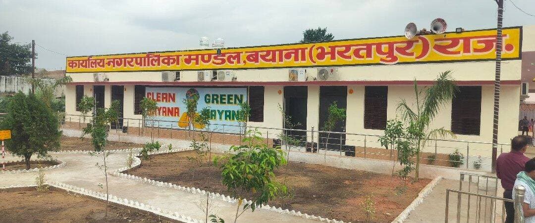 नगर पालिका बयाना में 35 वार्ड-
नगर पालिका बयाना में कुल 35 वार्ड हैं जिनमें निर्दलीय 22, भाजपा 11 तथा कांग्रेस के दो प्रत्याशी विजय रहे हैं। वार्डवार चुनाव परिणाम के अनुसार वार्ड संख्या 1 से दिनेश शर्मा निर्दलीय, 2 से गजेंद्र भाजपा, 3 से सीप शर्मा भाजपा, 4 से सीमा देवी निर्दलीय, 5 से विनोद भाजपा, 6 से बच्चू सिंह बीजेपी, 7 से प्रेम शंकर भाजपा, 8 से धनेश कुमार भाजपा, 9 से ललिता देवी निर्दलीय, 10 से सुनील कुमार निर्दलीय विजय रहे हैं। इसी प्रकार वार्ड संख्या 11 से मनीष चौधरी निर्दलीय, 12 से प्रबल कुमार भाजपा, 13 से विजयलक्ष्मी निर्दलीय, 14 से गुड़िया देवी निर्दलीय, 15 से प्रदीप कुमार शर्मा निर्दलीय, 16 से लक्ष्मी निर्दलीय, 17 से गीता कुमारी जाटव निर्दलीय, 18 से महेंद्र सिंह निर्दलीय, 19 से कमल किशोर निर्दलीय, 20 से प्रेमवती कांग्रेस विजय हुए हैं। इसी प्रकार वार्ड संख्या 21 से मणि कुमार अग्रवाल निर्दलीय, 22 से सुनीता गुप्ता कांग्रेस, 23 से रेखा निर्दलीय, 24 से राधेश्याम निर्दलीय, 25 से मंजू निर्दलीय, 26 से हर्षित अग्रवाल निर्दलीय, 27 से उषा अग्रवाल भाजपा, 28 से संगीता निर्दलीय, 29 से हेमंत कुमारी भाजपा, 30 से विशाल अग्रवाल निर्दलीय विजय रहे हैं। इसी प्रकार वार्ड संख्या 31 से जितेंद्र सिंह निर्दलीय, 32 से मुरारी लाल सैनी निर्दलीय, 33 से विशाल सिंह निर्दलीय, 34 से सुमित्रा शर्मा भाजपा तथा वार्ड संख्या 35 से उर्मिला धाकड़ भाजपा विजय रहे हैं।