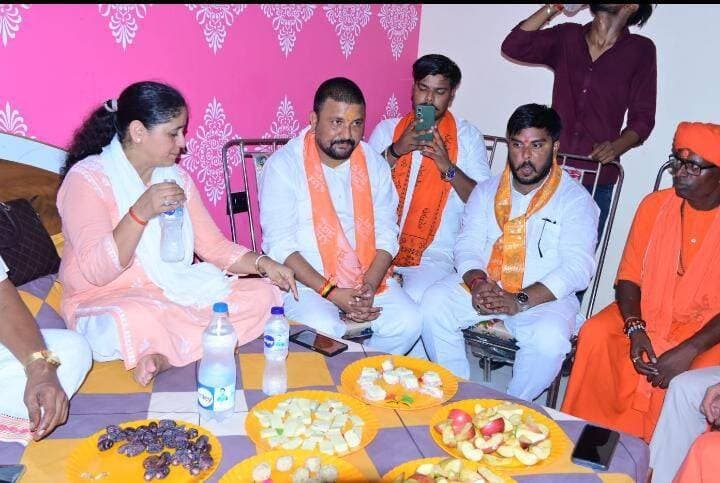 संडीला में दिखा संगठन का दमखम, राष्ट्रीय महिला परिषद की अध्यक्ष रजनी ठुकराल के स्वागत में उमड़ा कार्यकर्ताओं का हुजूम
संडीला। राष्ट्रीय महिला परिषद की राष्ट्रीय अध्यक्ष रजनी ठुकराल के 12 सितंबर को संडीला आगमन से संगठन में उत्साह का माहौल देखने को मिला। संडीला बॉर्डर पर पहुंचते ही संगठन के पदाधिकारियों एवं कार्यकर्ताओं ने उनका जोरदार स्वागत करते हुए आगवानी की।
इसके बाद नीलकंठ मैरिज लॉन, संडीला में संगठनात्मक बैठक आयोजित की गई। बैठक में संगठन की गतिविधियों, आगामी कार्यक्रमों और संगठन को जमीनी स्तर पर और अधिक मजबूत एवं सक्रिय बनाने को लेकर विस्तृत चर्चा हुई।
राष्ट्रीय नेतृत्व की मौजूदगी में हुई बैठक में पदाधिकारियों और कार्यकर्ताओं में खासा जोश नजर आया। संगठन को विस्तार देने, आगामी कार्यक्रमों में सक्रिय भागीदारी बढ़ाने और कार्यकर्ताओं को एकजुट होकर संगठनात्मक गतिविधियों को गति देने पर जोर दिया गया।
बैठक में विभाग अध्यक्ष अजय जी, राष्ट्रीय बजरंग दल के जिला अध्यक्ष विवेक सिंह जी, जिला उपाध्यक्ष मोहन जी, ब्लॉक अध्यक्ष अखिल जी, दीपक जी सहित बड़ी संख्या में पदाधिकारी एवं कार्यकर्ता मौजूद रहे।
राष्ट्रीय अध्यक्ष के आगमन ने संडीला में संगठनात्मक गतिविधियों को नई ऊर्जा देने का संदेश दिया। बैठक के दौरान कार्यकर्ताओं ने संगठन के प्रति अपनी प्रतिबद्धता दोहराते हुए आगामी कार्यक्रमों में बढ़-चढ़कर सहभागिता करने का संकल्प लिया।