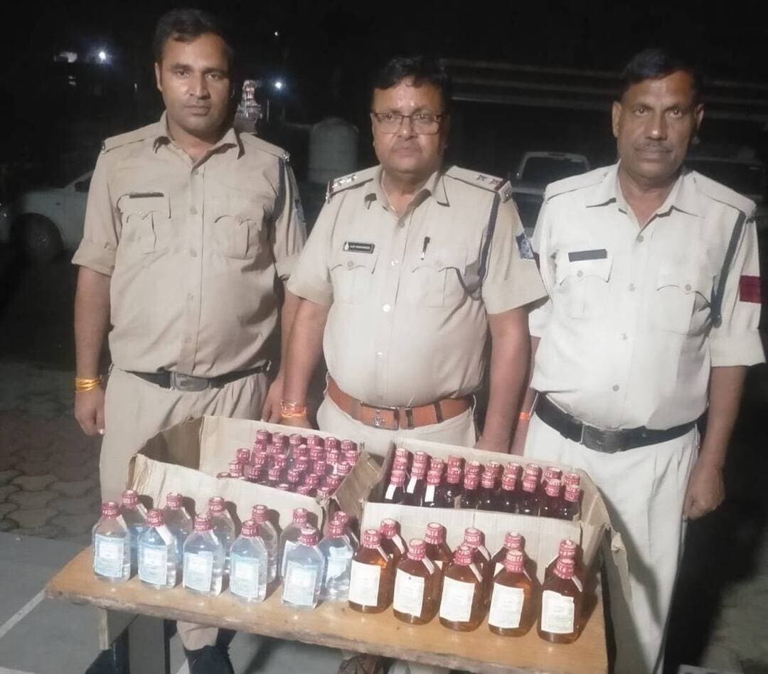 मुरैना में अवैध शराब पर पुलिस का शिकंजा, 15 आरोपी गिरफ्तार
मुरैना। पुलिस अधीक्षक धर्मराज मीना के निर्देशन में अवैध शराब के खिलाफ चलाए जा रहे विशेष अभियान के तहत 12-13 सितंबर को जिले के विभिन्न थाना क्षेत्रों में कार्रवाई की गई। पुलिस ने 15 प्रकरण दर्ज कर 15 आरोपियों को गिरफ्तार किया और 145 लीटर अवैध देशी-विदेशी शराब, कीमत करीब 72,870 रुपये, जब्त की। सिविल लाइन, स्टेशन रोड, सिहौनियां, नगरा, बामौर, नूराबाद, सबलगढ़, रामपुर, महुआ, देवगढ़ और कैलारस थाना क्षेत्रों में कार्रवाई की गई। आदतन अपराधियों के खिलाफ भी प्रतिबंधात्मक कार्रवाई की गई है। पुलिस का अभियान लगातार जारी रहेगा।