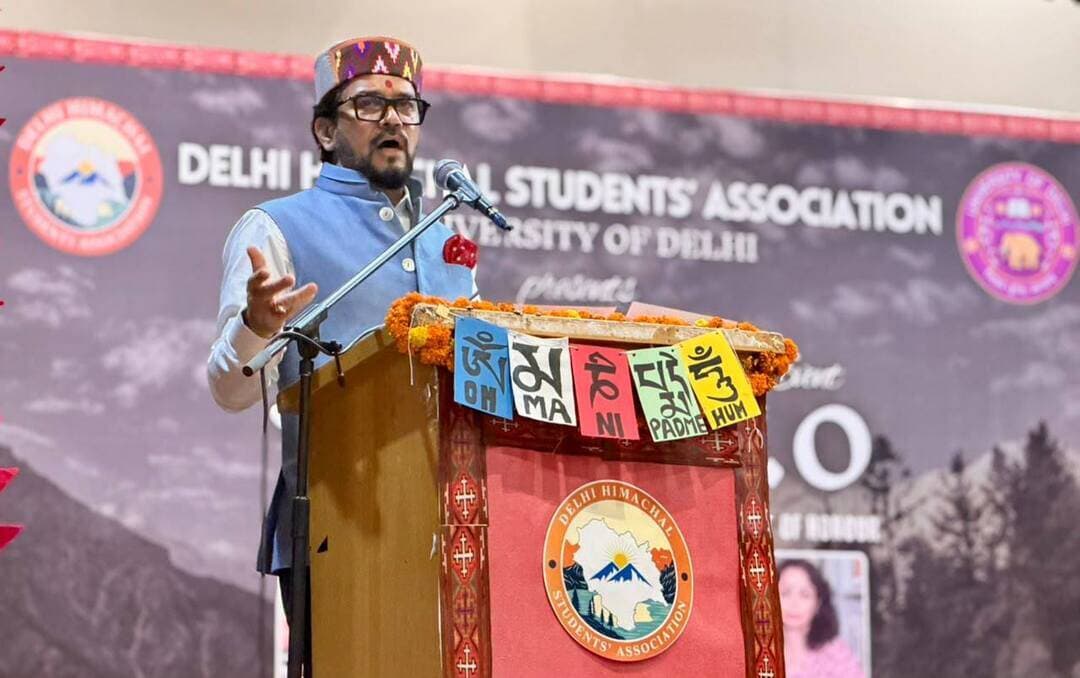 दिल्ली में पढ़ रहे हिमाचल के छात्रों के सपने बड़े हों, छोटे पहाड़ों से निकलकर दुनिया में पहचान बनाएं: अनुराग सिंह ठाकुर
हिमाचल का युवा आकांक्षी हिमाचल की सबसे बड़ी ताकत - अनुराग सिंह ठाकुर
कहा: देशभक्ति और हिमाचली टोपी देवभूमि की पहचान, अपनी जड़ों से जुड़े रहकर विकसित भारत और विकसित हिमाचल में योगदान दें युवा
हमीरपुर/नई दिल्ली, 14 सितंबर 2026: पूर्व केंद्रीय मंत्री एवं हमीरपुर संसदीय क्षेत्र से सांसद अनुराग सिंह ठाकुर ने सोमवार को दिल्ली विश्वविद्यालय के प्रतिष्ठित रामजस कॉलेज में दिल्ली हिमाचल स्टूडेंट्स एसोसिएशन द्वारा आयोजित "रौनकें 3.0" कार्यक्रम में हिमाचल के छात्रों से संवाद किया। उन्होंने दिल्ली में शिक्षा और प्रतियोगी परीक्षाओं की तैयारी कर रहे हिमाचली युवाओं से अपनी जड़ों से जुड़े रहते हुए विकसित भारत और विकसित हिमाचल के निर्माण में सक्रिय योगदान देने का आह्वान किया।
अनुराग सिंह ठाकुर ने कहा कि हिमाचल भौगोलिक रूप से छोटा राज्य जरूर है, लेकिन उसकी पहचान और योगदान बहुत बड़ा है। इस देवभूमि ने देश को सैनिक, खिलाड़ी, शिक्षक, वैज्ञानिक और प्रशासनिक अधिकारी दिए हैं तथा राजनीति से लेकर सामाजिक जीवन तक हर क्षेत्र में महत्वपूर्ण योगदान दिया है।
उन्होंने कहा कि दिल्ली में हिमाचल की मौजूदगी नई नहीं है। वर्षों से हिमाचल के युवा दिल्ली में उच्च शिक्षा प्राप्त करने, प्रतियोगी परीक्षाओं की तैयारी करने और अपने करियर को नई दिशा देने के लिए आते रहे हैं। उन्होंने कहा कि दिल्ली में रहने वाला हिमाचली युवा केवल अपने व्यक्तिगत करियर तक सीमित न रहे, बल्कि जहां भी रहे, वहां हिमाचल की पहचान को मजबूत करने और प्रदेश के लिए नए अवसर पैदा करने की दिशा में भी कार्य करे।
अनुराग सिंह ठाकुर ने कहा कि छोटे पहाड़ों से निकलने वाले युवाओं के सपने विशाल होने चाहिए। हिमाचल का युवा अपनी प्रतिभा, मेहनत और संकल्प के बल पर देश-दुनिया में अपनी पहचान बना सकता है। उन्होंने कहा कि दिल में देशभक्ति और माथे पर हिमाचली टोपी, यही देवभूमि हिमाचल की पहचान है।
उन्होंने कहा कि विकसित भारत का रास्ता हिमाचल से होकर भी आगे बढ़ना चाहिए। इसके लिए गांवों का विकास, युवाओं के लिए नए अवसर, किसानों और बागवानों की मजबूती तथा पर्यटन के माध्यम से स्थानीय स्तर पर रोजगार सृजन आवश्यक है। उन्होंने कहा कि भारत की करीब 65 प्रतिशत आबादी 35 वर्ष से कम उम्र की है और यह देश की सबसे बड़ी ताकत है, जिसमें हिमाचल का युवा महत्वपूर्ण भूमिका निभाता है।
अनुराग सिंह ठाकुर ने कहा कि आज हिमाचल को केवल पर्यटन और सरकारी नौकरियों तक सीमित रखने की सोच से आगे बढ़ने की आवश्यकता है। ऐसा नया हिमाचल बनाना है जहां शिक्षा, तकनीक, स्टार्टअप, खेल, पर्यटन, कृषि, नवाचार और उद्यमिता सहित हर क्षेत्र में नए अवसर पैदा हों।
उन्होंने कहा कि हिमाचल के युवाओं में प्रतिभा की कोई कमी नहीं है। आवश्यकता केवल प्रतिभा को सही दिशा, सही मंच और सही अवसर देने की है। इसी कारण उनका मानना है कि आकांक्षी हिमाचल का सबसे बड़ा आधार हिमाचल का युवा है।