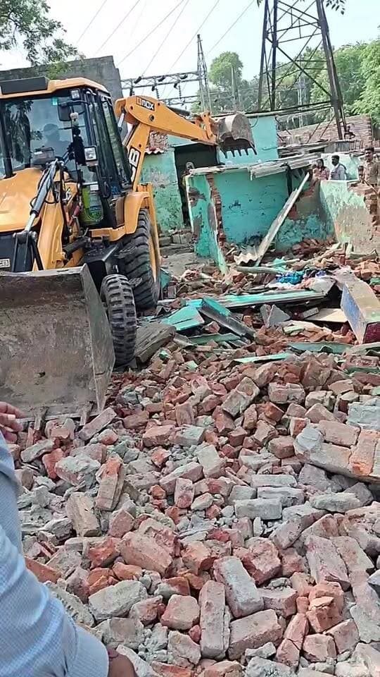 सेक्टर 18 प्रेम नगर नगर में आज गरीबों के आशियानों पर चला हुडा विभाग का पीला पंजा..