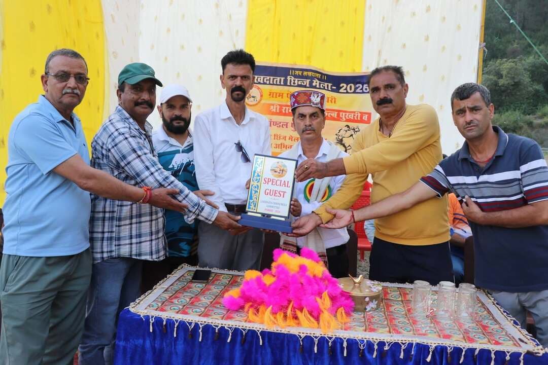 छिंज मेला कमेटी पुखरी द्वारा आयोजित होने वाले भव्य छिंज मेले की शुरुआत सोमवार को वॉलीबॉल प्रतियोगिता के साथ हुई। प्रतियोगिता का शुभारंभ स्थानीय स्कूल में कार्यरत जेबीटी अध्यापक सुधीर कुमार ने मुख्य अतिथि के रूप में किया। इस अवसर पर मेला कमेटी के पदाधिकारियों ने मुख्य अतिथि का शॉल, टोपी और बैज पहनाकर सम्मानित किया।
मुख्य अतिथि सुधीर कुमार ने मेला कमेटी के प्रयासों की सराहना करते हुए कहा कि इस प्रकार के आयोजन युवाओं को खेलों से जोड़ने का कार्य करते हैं। उन्होंने खिलाड़ियों को खेल भावना के साथ प्रतियोगिता में भाग लेने के लिए प्रेरित किया।
मेला कमेटी ने बताया कि 15 सितंबर को पुखरी में भव्य छिंज मेले का आयोजन किया जाएगा, जिसका मुख्य आकर्षण पारंपरिक दंगल रहेगा। मेले के दौरान विभिन्न खेल प्रतियोगिताओं का भी आयोजन किया जा रहा है, जिनमें वॉलीबॉल, शतरंज, कौड़ी प्रतियोगिता और बैडमिंटन शामिल हैं।
मेला कमेटी के पदाधिकारियों ने क्षेत्रवासियों से मेले में बढ़-चढ़कर भाग लेने और आयोजन को सफल बनाने की अपील की है। प्रतियोगिता में खिलाड़ियों और स्थानीय लोगों ने उत्साहपूर्वक भाग लेकर मेले के शुभारंभ को यादगार बना दिया।
#Change #Mela #camattee #pukhree #Chamba #Himachal #Pradesh #post #highlight