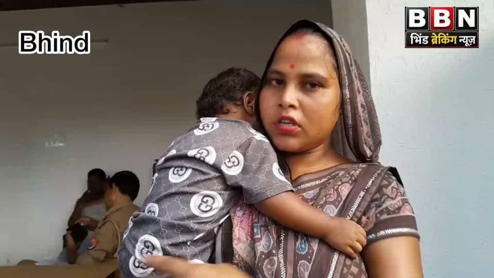 -रिक्शा में बैठी महिला का मंगलसूत्र झपटा, तीन महिलाओं ने दिया वारदात को अंजाम; एक संदिग्ध पकड़ी
भिंड। सिटी कोतवाली थाना क्षेत्र के 17 बटालियन गेट के पास सोमवार दोपहर करीब 2 बजे ई-रिक्शा में बैठी महिला का मंगलसूत्र चोरी होने का मामला सामने आया। जानकारी के अनुसार 24 वर्षीय बॉबी पत्नी भूप सिंह जाटव निवासी मातादीन का पुरा अपनी जेठानी शिवानी, देवरानी बसंती और बच्चों के साथ ई-रिक्शा से फूफ के जाजेका पुरा मोरछठ जा रही थी।
इंदिरा गांधी चौराहे से तीन महिलाएं ई-रिक्शा में सवार हुईं। 17 बटालियन गेट के पास उन्होंने दवा लेने की बात कहकर ई-रिक्शा रुकवाया और इसी दौरान महिला के गले से मंगलसूत्र झपटकर फरार होने लगीं। महिला के शोर मचाने पर स्थानीय लोगों ने पीछा कर एक महिला को पकड़ लिया और पुलिस के हवाले कर दिया। बताया जा रहा है कि मंगलसूत्र करीब 6 ग्राम का था, जिसमें 8 सोने के मोती लगे थे। इनमें से तीन मोती गायब हैं। मंगलसूत्र की अनुमानित कीमत करीब 1.5 लाख रुपये बताई जा रही है। पुलिस मामले की जांच कर रही है।