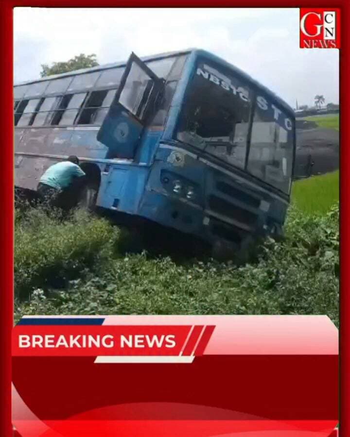 রাস্তার বেহাল দশার জেরে বড়সড় দুর্ঘটনার আশঙ্কা! ছোট গাড়িকে বাঁচাতে গিয়ে নয়ানজুলিতে যাত্রী বোঝাই বাস