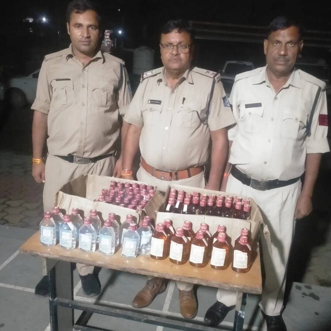मुरैना पुलिस की अवैध शराब के खिलाफ ताबड़तोड़ कार्रवाई जारी। 12-13 सितंबर को पुलिस ने 15 आरोपियों के खिलाफ 15 प्रकरण दर्ज कर 145 लीटर अवैध देशी-विदेशी शराब, जिसकी कीमत करीब 2 लाख 72 हजार 870 रुपये है, जब्त की। पुलिस ने आदतन अपराधियों के खिलाफ प्रतिबंधात्मक कार्रवाई भी की है। पुलिस का अवैध शराब के कारोबार के खिलाफ अभियान लगातार जारी रहेगा।