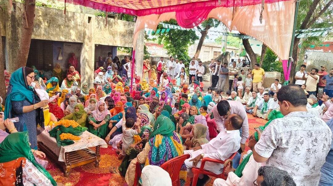 देश में बढी महंगाई जिम्मेदारी बीजेपी की#सुनैना चौटाला
बीजेपी में गए नेताओं की हो रही दुर्गति#राव इंद्रजीत बड़ा उदाहरण#सुनैना चौटाला
जननायक के सम्मान में नूँह में उमड़ेगा हरियाणा,,,
राममन्दिर में चोरी बीजेपी की असलियत आई सामने ,,,
पूर्व उपप्रधानमंत्री जननायक चौं देवीलाल जी के 113वे जंयती समारोह इस बार 270सितम्बर 2026 को नूँह में मनाया जाएगा जहाँ देश प्रदेश के लाखों लोग नूँह में पहुँचकर अपने श्रद्धासुमन अर्पित करेंगे। उक्त संबोधन देते हुए इनेलो महिला प्रभारी व मुखर वक्ता सुनैना चौटाला ने रेवाड़ी जिले के तीनों हलकों में जनसंपर्क कर सम्मान दिवस समारोह का निमंत्रण दिया। कार्यक्रम में मुख्य विशेष रूप से महिला प्रदेश अध्यक्षा श्रीमति तनुजा जी उपस्थित रही कार्यक्रम की अध्यक्षता रेवाड़ी महिला प्रधान कमला शर्मा ने की।
श्रीमती सुनैना चौटाला ने कहा कि आज हर वर्ग बीजेपी की नीतियों से परेशान है जनता इस सरकार से तंग आ चुकी है ओर एक बार फिर उम्मीद इनेलो पार्टी ओर चौ अभय चौटाला से लगाए हुए है लेकिन ये तभी संभव है जब समस्त हरियाणा एकजुट होकर आने वाली 27 सितंबर को नूँह पहुंचकर अपनी ताकत दिखाएंगे घर घर जाकर इनेलो पार्टी की नीतियों प्रचार करे। ताकि इस निकम्मी गूंगी बहरी सरकार को सत्ता से उखाड़े का काम कर सके ।
सुनैना चौटाला ने कहा कि पहले अंग्रेजी शासन काल में देश की हालात खराब थी देश की जनता का खून चूसने का काम किया उससे तो आजादी मिल गई लेकिन ये बीजेपी सरकार लगातार देश प्रदेश की जनता का खून चूसने का काम कर रही है जब जनता सरकार के खिलाफ अपनी आवाज बुलन्द करती है तो लाठी से पीटने का काम करते है। इन लुटेरे लोगों ने हद तो तब कर दी जब करोड़ो लोगों की भावनाओं को राम मंदिर में चंदा चोरी कर के आहत करने का काम किया। आज जरूरत है उनके खिलाफ एकजुट होकर अपनी ताकत दिखाने का।
इनेलो नेत्री ने बीजेपी सरकार को भाईचारे को तोड़ने वाली पार्टी बताते हुए कहा कि जब से ये सरकार में आये है तब से प्रदेश में भाईचारा तोड़ने का काम किया है कही हिंदू मुस्लिम तो जाट नॉन जाट की राजनीति का गंदा खेल खेलने का काम करते हैं । वही आज मुख्य विपक्षी दल कांग्रेस ओर भूपेन्द्र हुड्डा बीजेपी की बी टीम बनकर प्रदेश को बीजेपी के हाथों लुटवाने का काम कर है।अब हमें ऐसे लोगों से सतर्क रहना है कांग्रेस में आज अपने अपने वर्चस्व की लडाई चल रही है । जो बीजेपी कांग्रेस मुक्त देश प्रदेश बनाने की बात करते है आज वो ही बीजेपी कांग्रेस युक्त हो गई है। ये सत्ता सुख भोगने वाले लोग है इनको हरियाणा की जनता की समस्याओं से कोई लेना देना नहीं। वही राव इंद्रजीत सिंह जैसे व्यक्ति का रोजाना बीजेपी में अपमान हो रहा है लेकिन फिर भी बीजेपी में बैठे हुए इसका मतलब साफ है कि इनको मान सम्मान और इलाके का विकास नहीं बल्कि सत्ता सुख की जरूरत है।
इनेलो महिला प्रदेश अध्यक्षा तनुजा जी ने कहा कि जब ताऊ देवीलाल ने 100 रु पेंशन देने का काम किया था आज वो ही पेशन 3200हो गई अब इनेलो की सत्ता आएगी तो 7000 पेंशन देने का काम इनेलो पार्टी करेगी।
इस अवसर पर जिला प्रभारी रणबीर मंदोला, जिला प्रधान डॉ राजपाल यादव, प्रदेश प्रवक्ता एडवोकेट रजवन्त डहीनवाल, वरिष्ठ नेता सम्पत डहनवाल, युवा जिला प्रधान नीरज डहनवाल,
कोसली हलका प्रधान कुलदीप यादव, रेवाड़ी हलका प्रधान वरुण गांधी, बावल हलका प्रधान सुमेर सिंह बनीपुर,
लीगल सेल जिला संयोजक एडवोकेट सतीश यादव मीरपुर, जिला प्रधान महासचिव नरेश यादव बोहरा जी, रामकिशन छिल्लर,सुमित्रा देवी महिला प्रधान कोसली, युवा हलका प्रधान सचिन झाबुआ, कोसली युवा प्रधान कृष्ण बोहका, रेवाड़ी हलका युवा प्रधान गौरव सैनी, करतार ठेकेदार जाटुवास पूर्व सरपंच पूनम यादव सुरखपुर, पूर्व सरपंच खजान सिंह, ऊषा सरपंच बुडानी, बल्ली महलावत, ललित टिकला, रामपत झाबुआ, सुखबीर झाबुआ, महिपाल बुडॉनी, रमेश यादव, सतीश यादव, युवा कार्यकर्त्ता दीपक बनीपुर,मनीष बुडानी, सुरेन्द्र ढाकिया, सुरेन्द्र कौर राठी, अमरजीत, राजेन्द्र आशियाकी, शमशेर सिंह, त्रिलोक सिंह, मोहर सिंह, होशियार सिंह बुडानी हितेश रंगा, धर्मवीर बिट्टू, ईश्वर सिंह, दलीप सिंह, ओमप्रकाश, सरिता बुड़ाना, मंजू, पूजा ऊषा,
सहित सुर्खपुर, बुडाना, जटवाडा मोहल्ला बावल, झाबुआ के कार्यक्रम में सैकड़ों महिला पदाधिकारी एवं कार्यकर्ता उपस्थित रहें।
जाारीकर्ता
एडवोकेट
रजवन्त डहीनवाल
प्रदेश प्रवक्ता इनेलो
9416904900